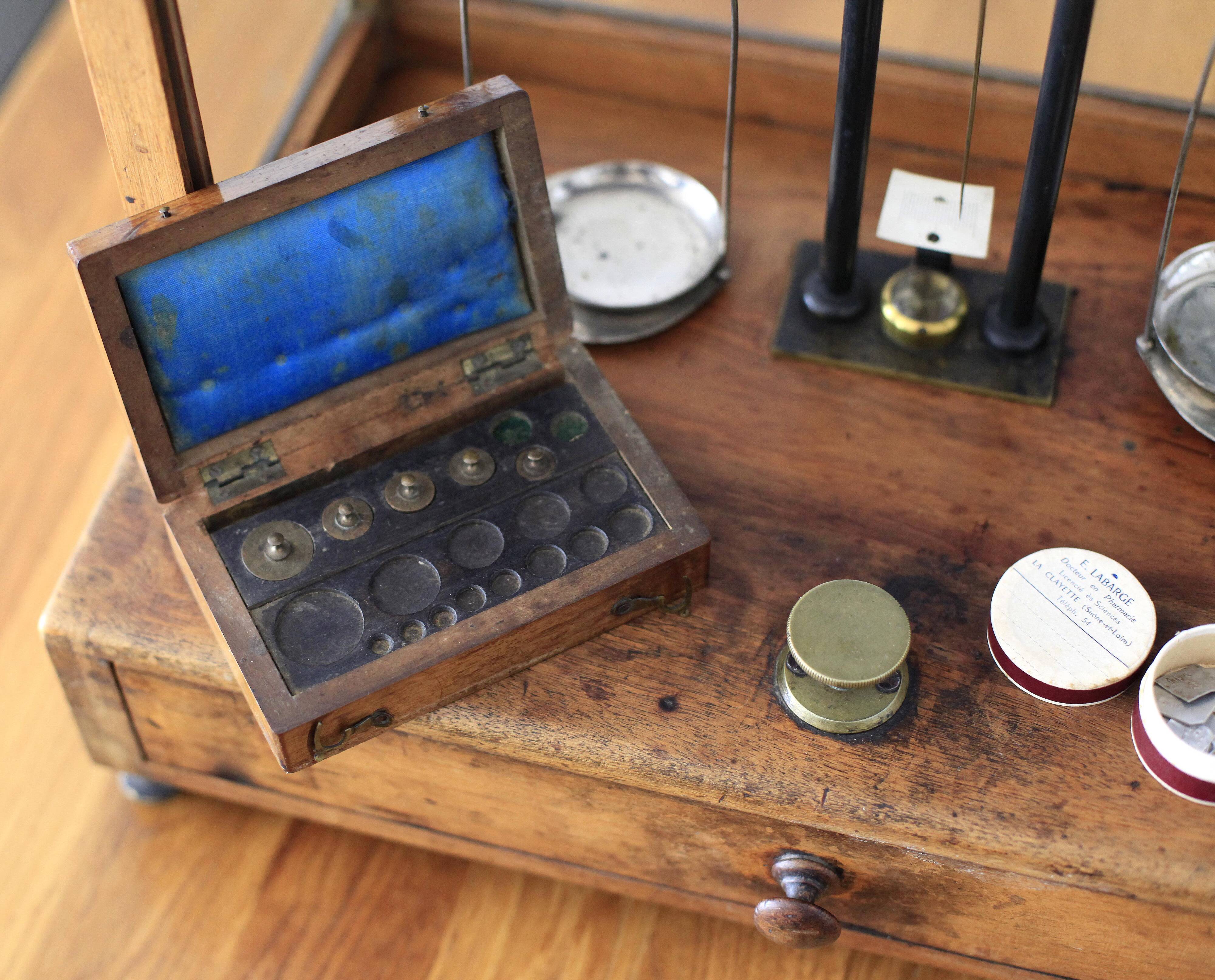 Pharmacy precision balance 1883