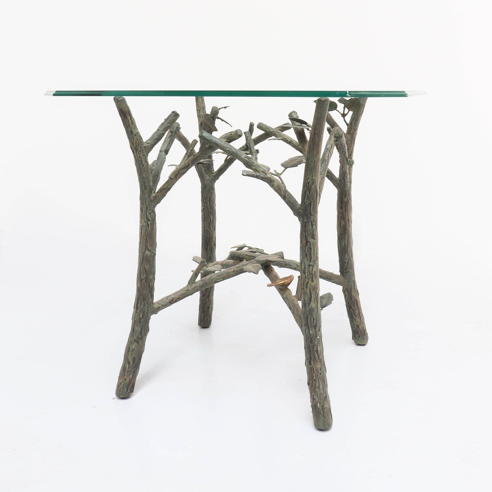 Une table d’appoint vintage dans le style d’Alberto Giacometti