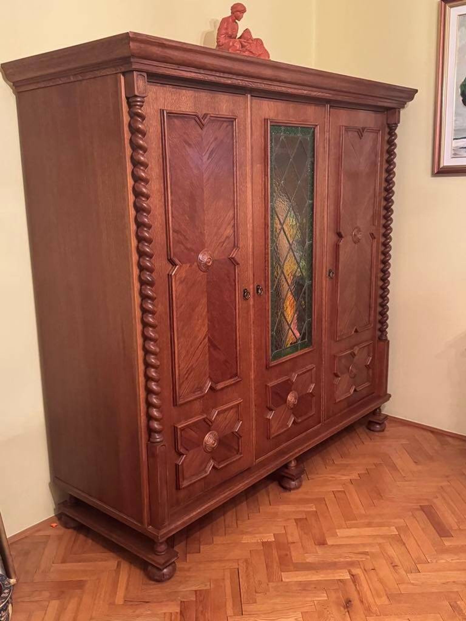 Armoire en chêne de style espagnol, début du XXe siècle