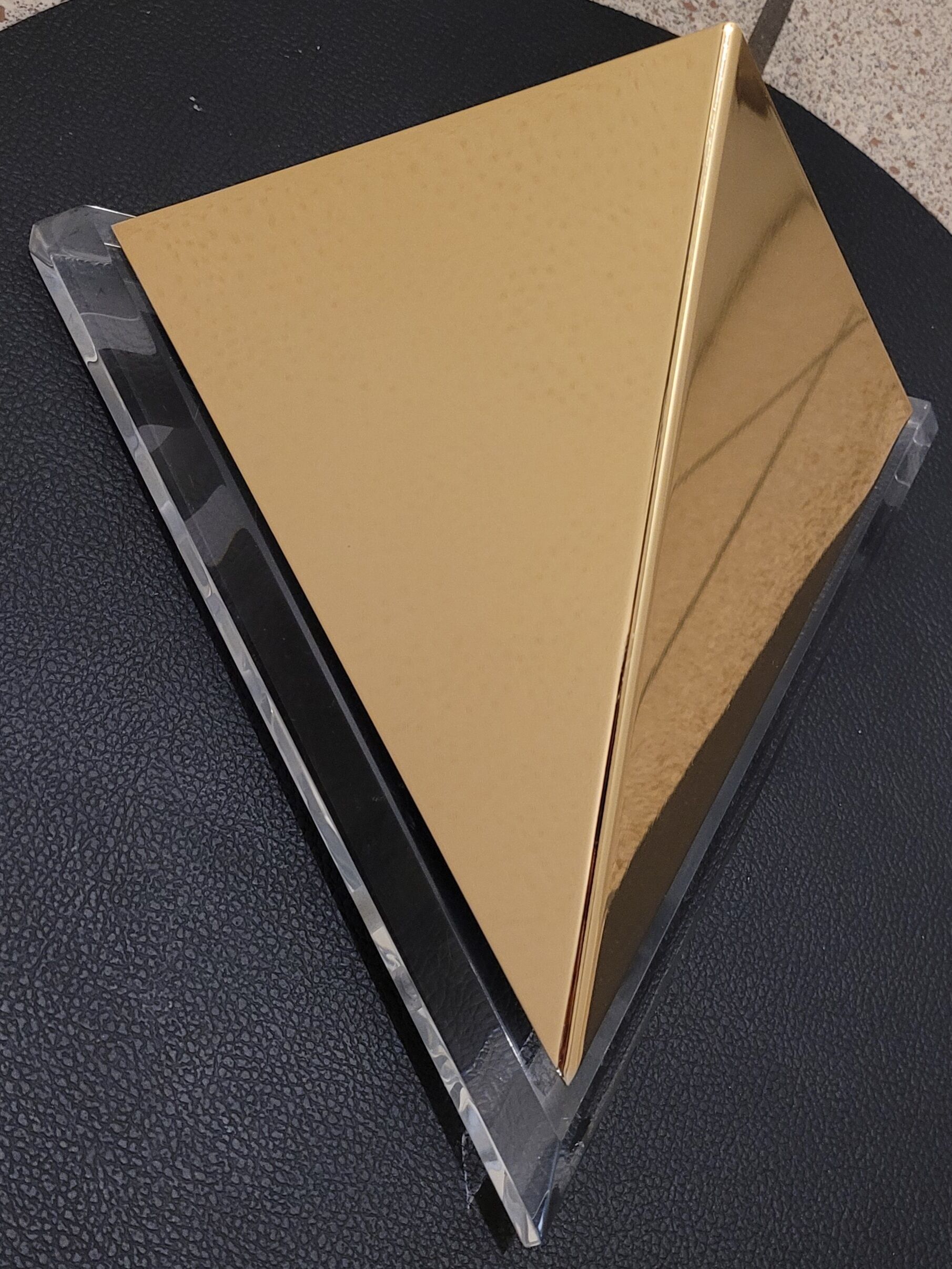 Art deco wall lamp in gilded metal and plexi