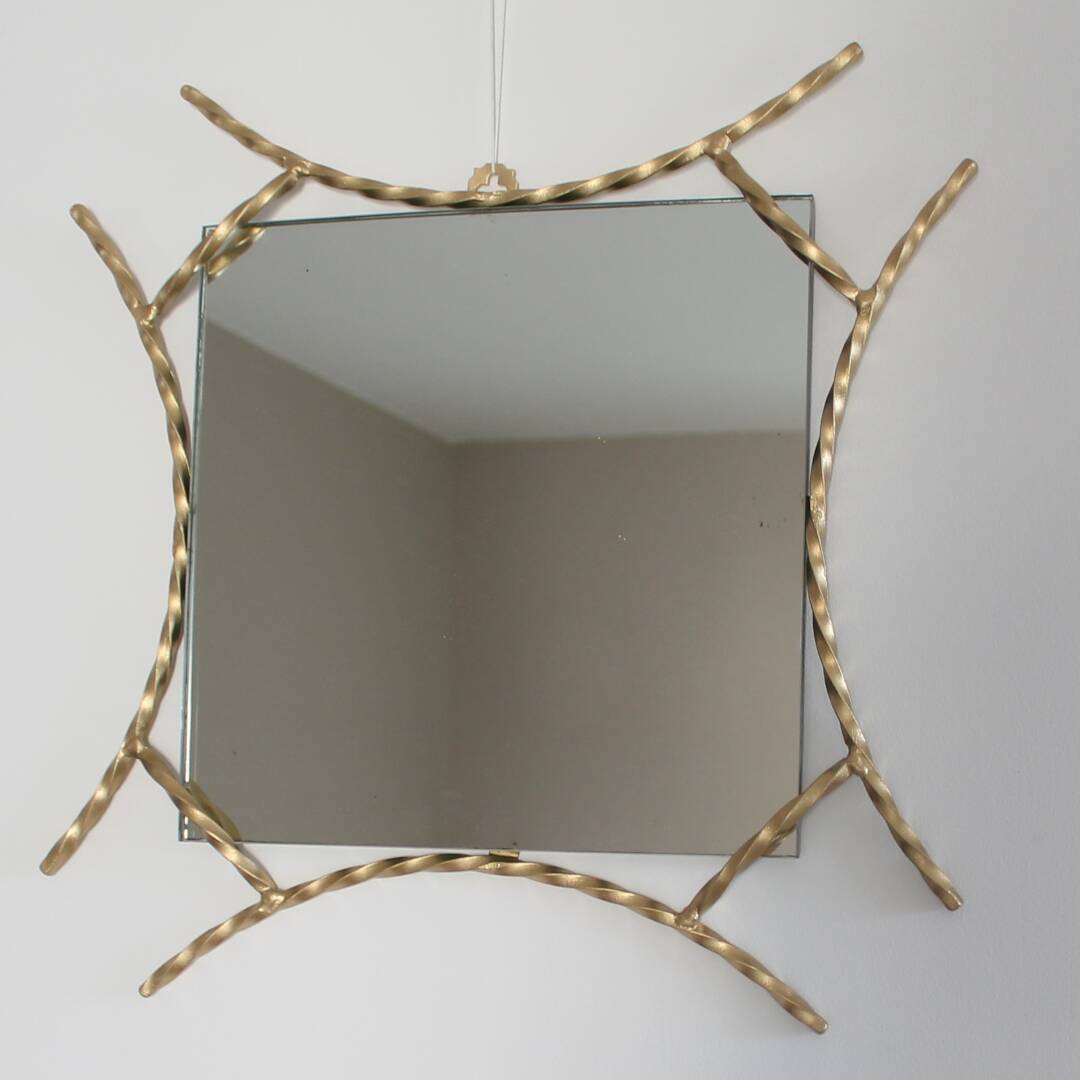 Miroir en fer forgé doré