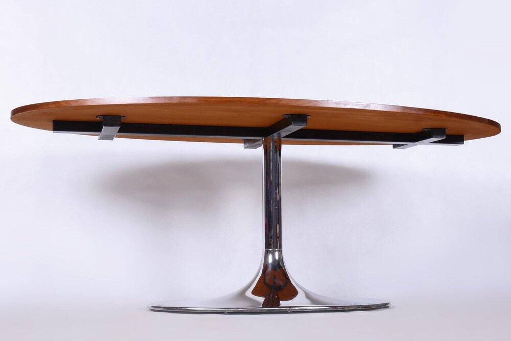 Table ovale fonctionnelle en chrome et noyer de Kovona, République tchèque, années 1960.