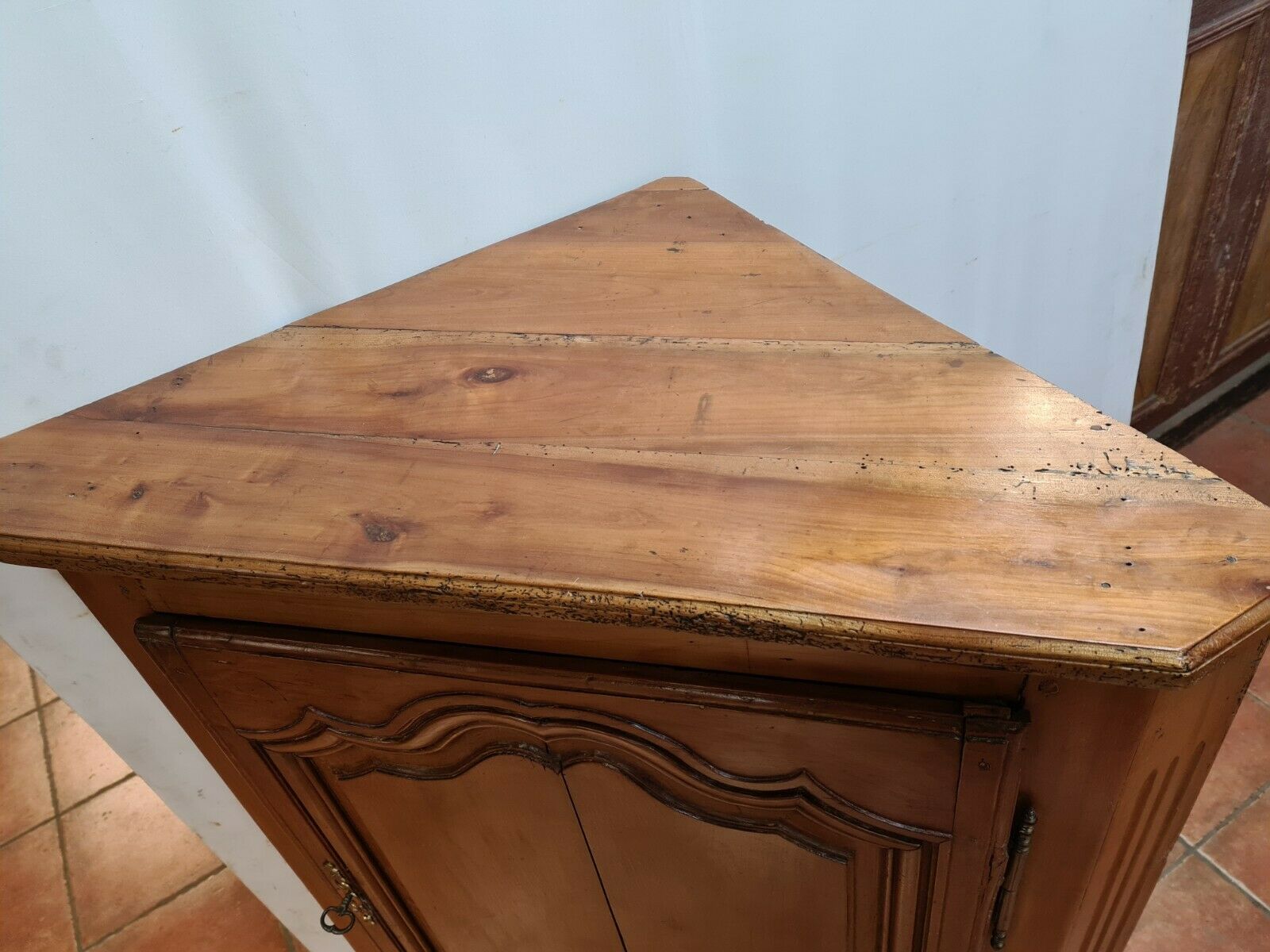 Bahut encoignure en merisier