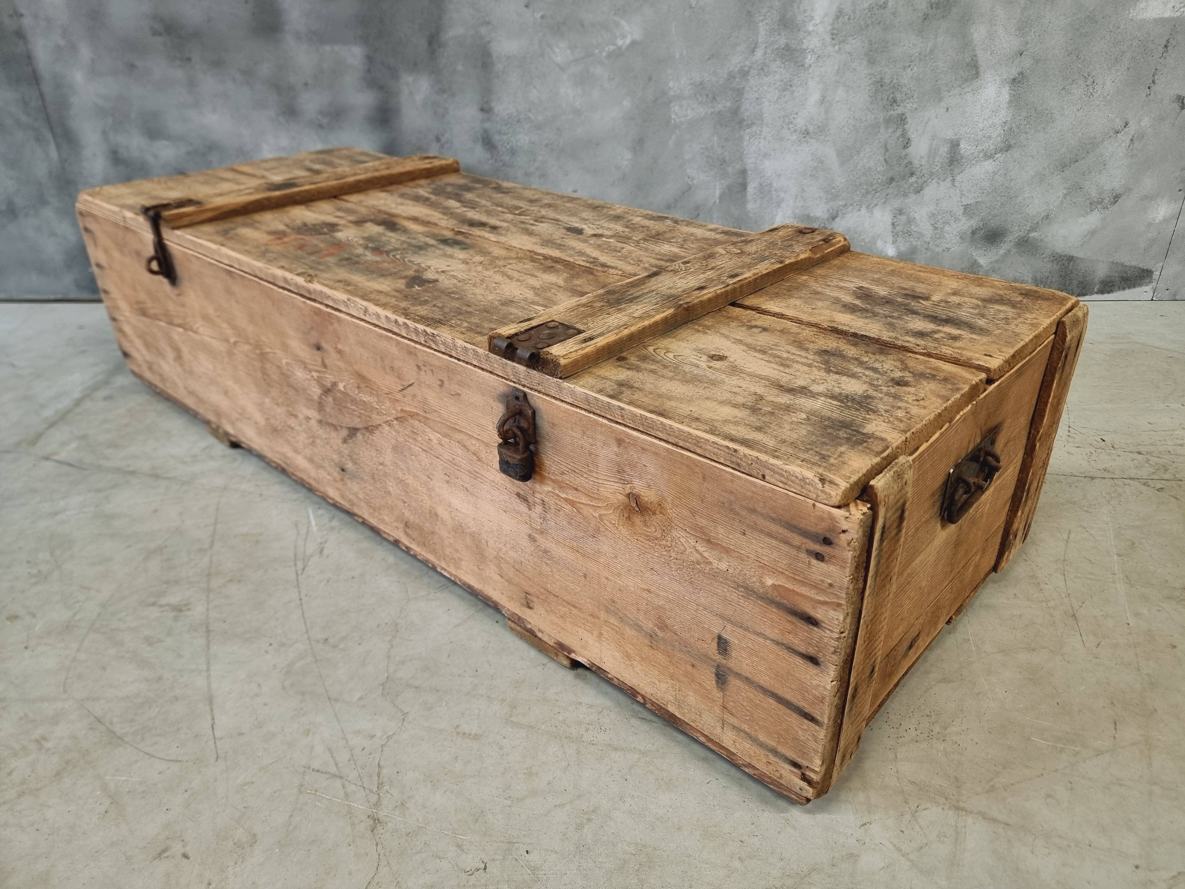 Coffre ancien table basse XIXe siècle 57x152 cm
