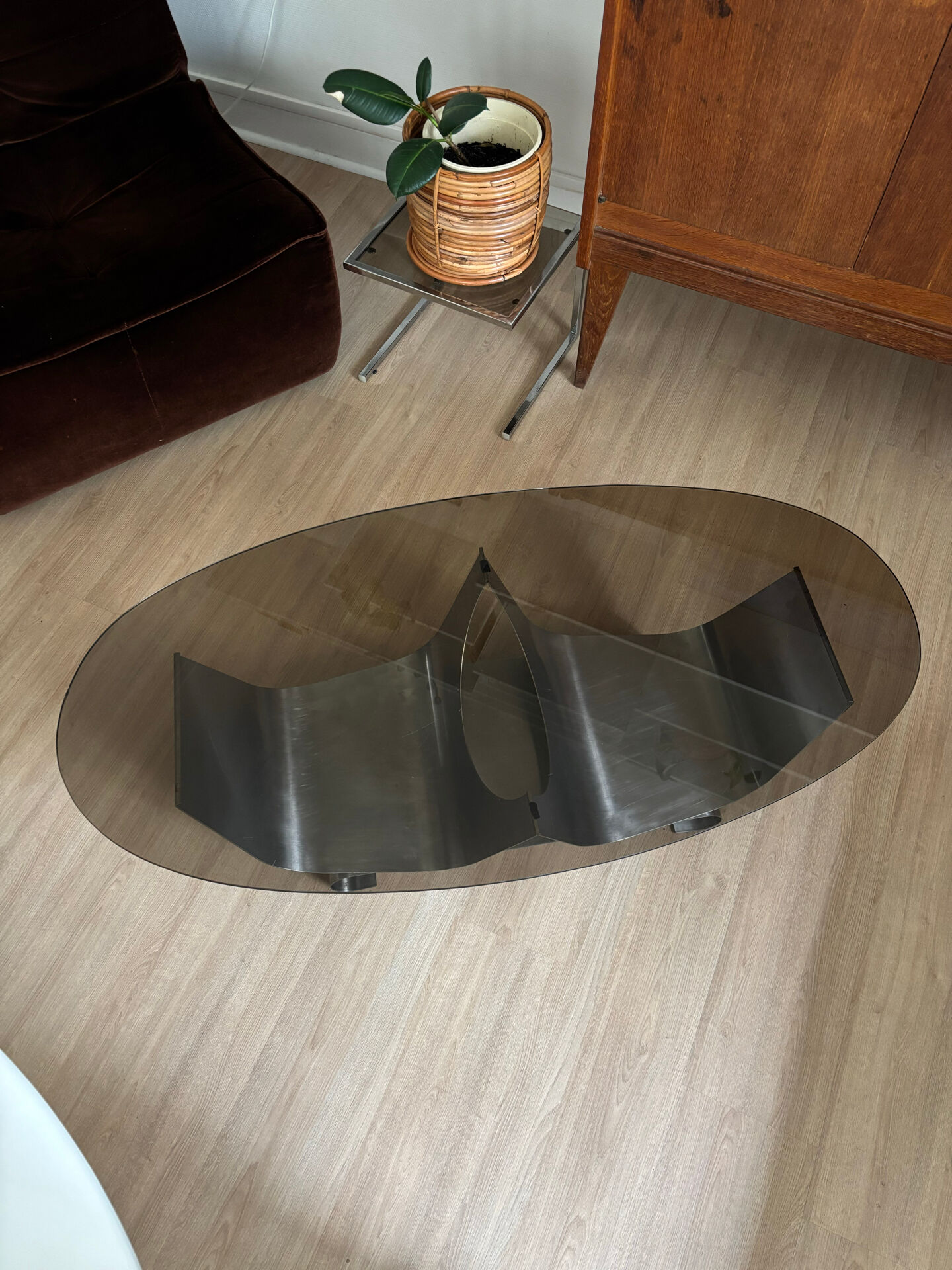 Table basse en verre fumé et chromé style François Monnet