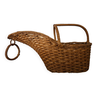 Wicker bottle servant