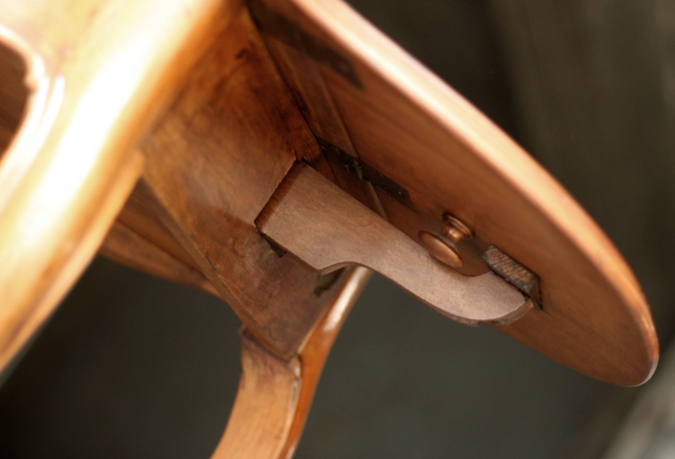 Charmante table Napoléon 3 estampillée (travail du Faubour, fin 19e).