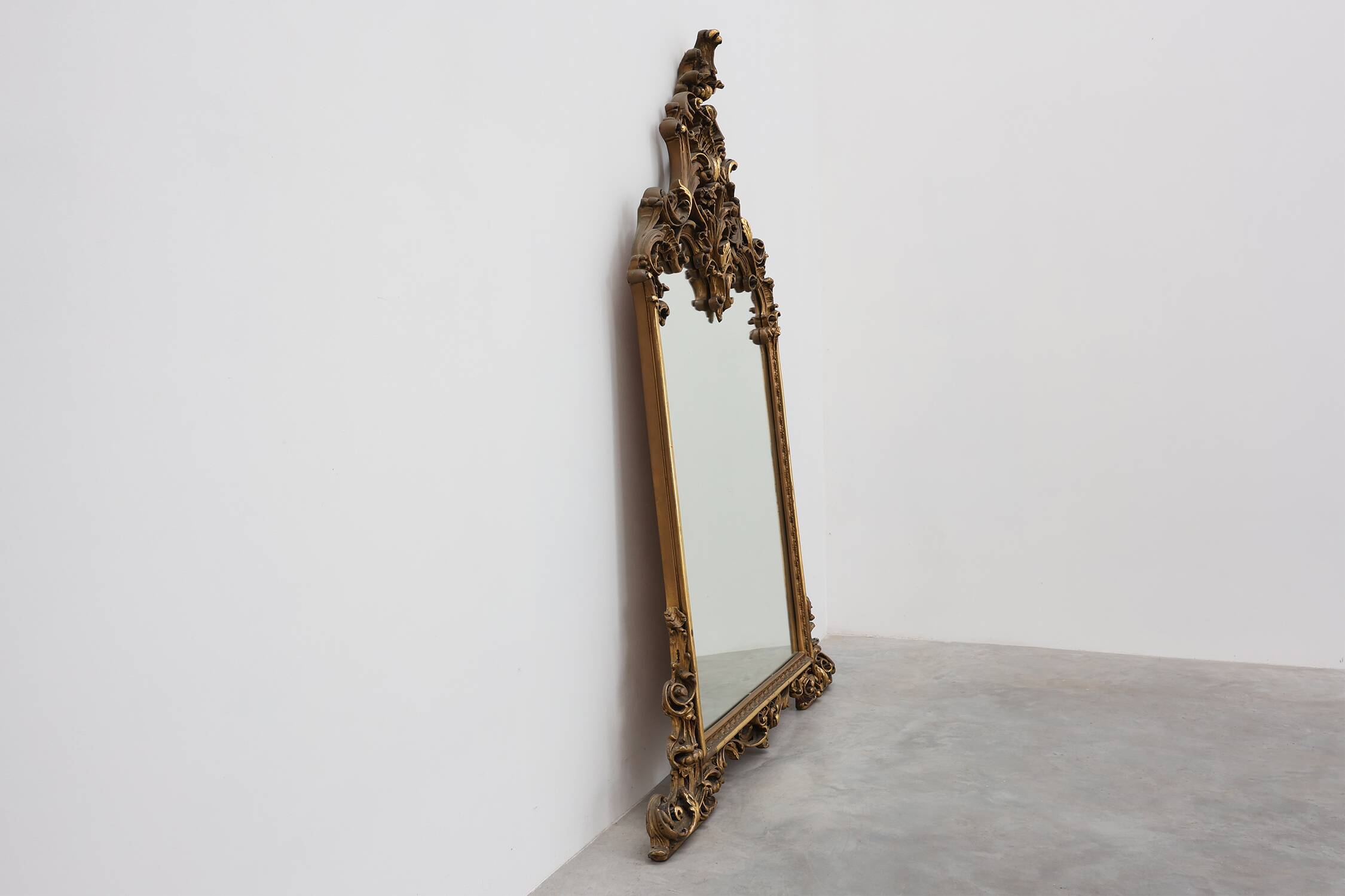 Grand miroir en bois doré de style rococo, Belgique, 20e siècle