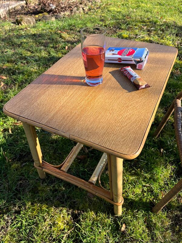 Petite table en rotin
