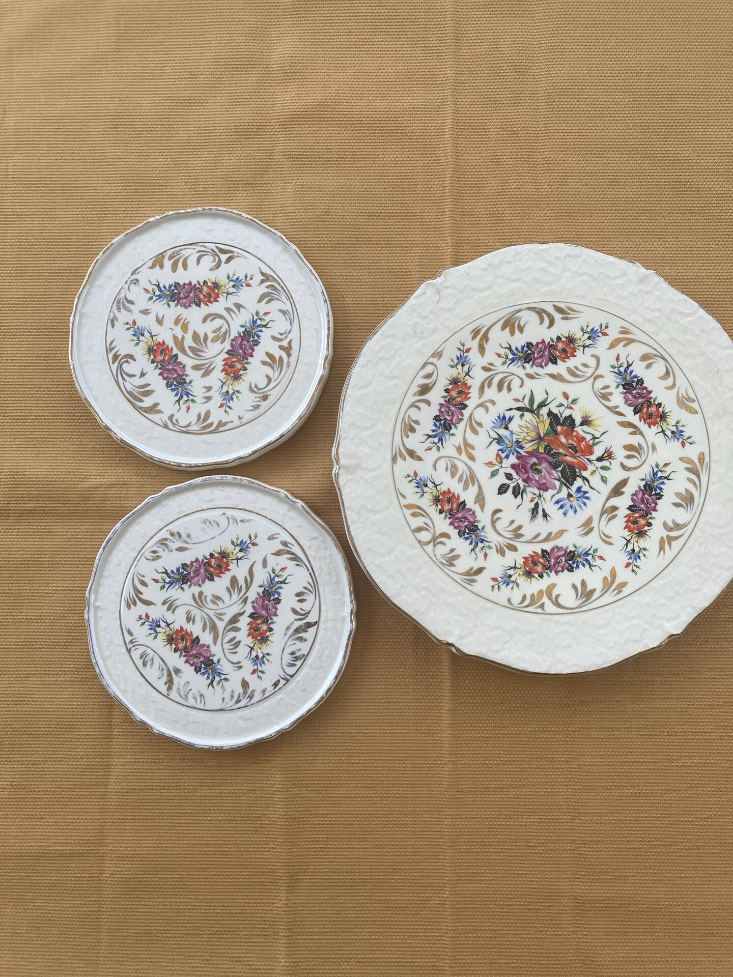 Presentation platters in artistic ceramic from the brand Cernanord Fr.