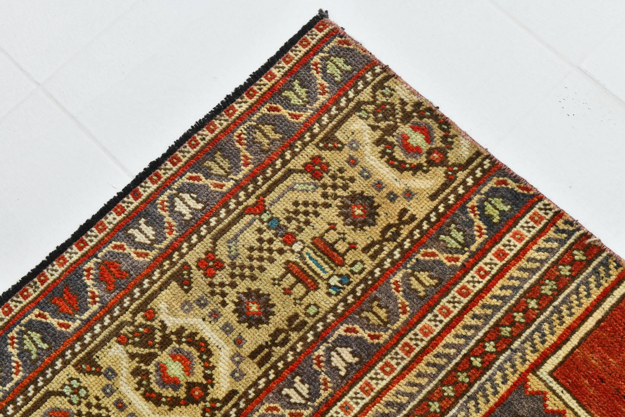 Tapis persan à motif oriental rouge et gris