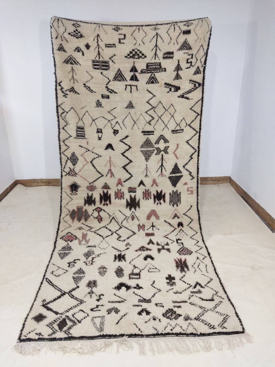 Vintage Berber rug 306 X 135 CM