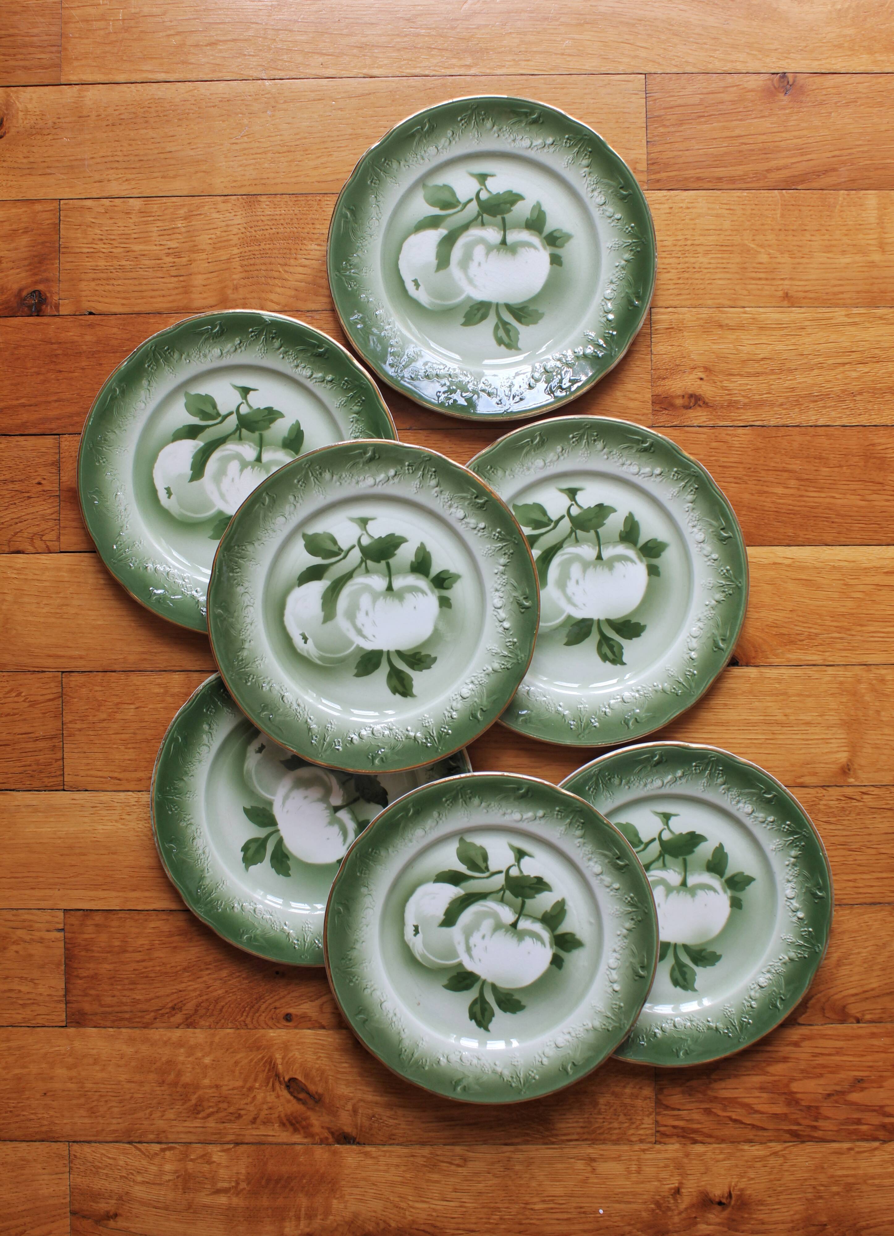 7 earthenware dessert plates with apple decoration and slip-brushed rim, KG Lunéville