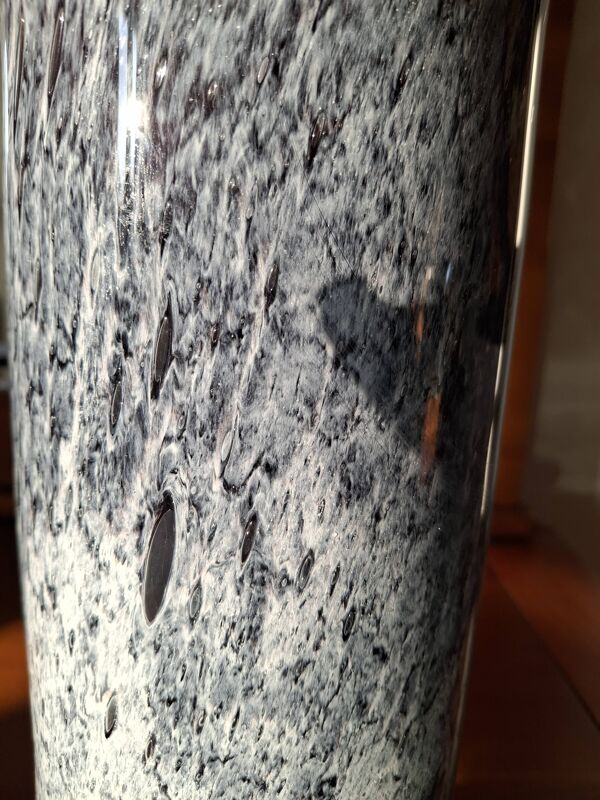 Grand vase rouleau en verre soufflé décor moucheté camaieu gris / violine