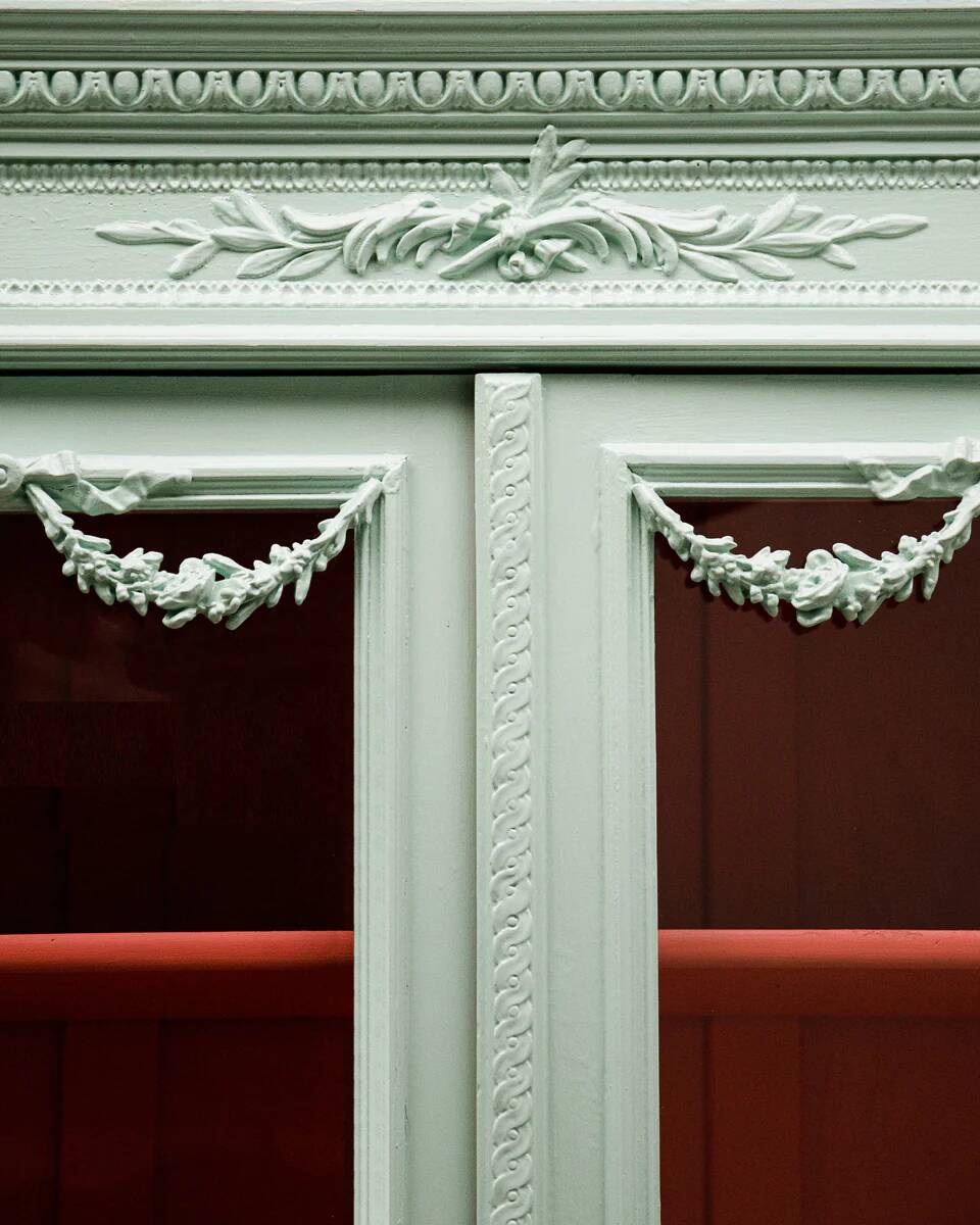 Vitrine à porte vitrée vert menthe de style Louis XVI