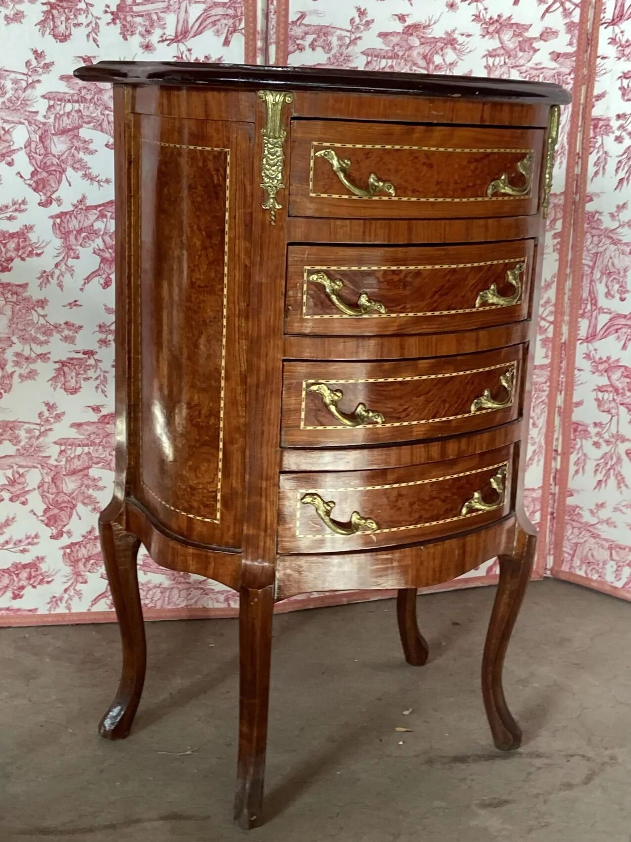 Curved Louis XV style chest of drawers with four drawers – 20th century.
