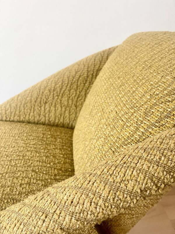 Fauteuil lounge moderne des années 50, fauteuil scandinave, jaune moutarde.