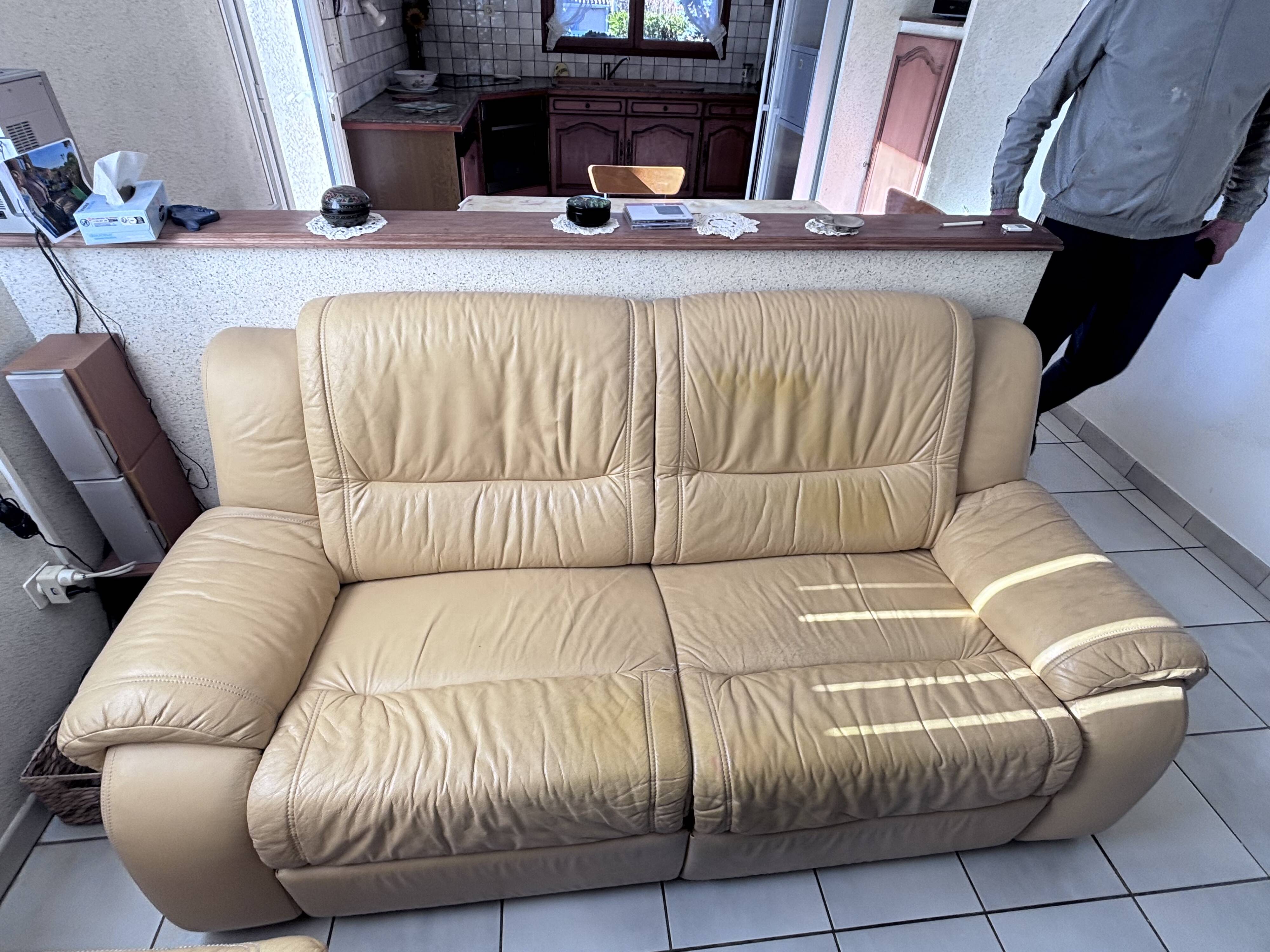 Set of 2 Beige 2/3 Seater Sofas - Classic/Club Style