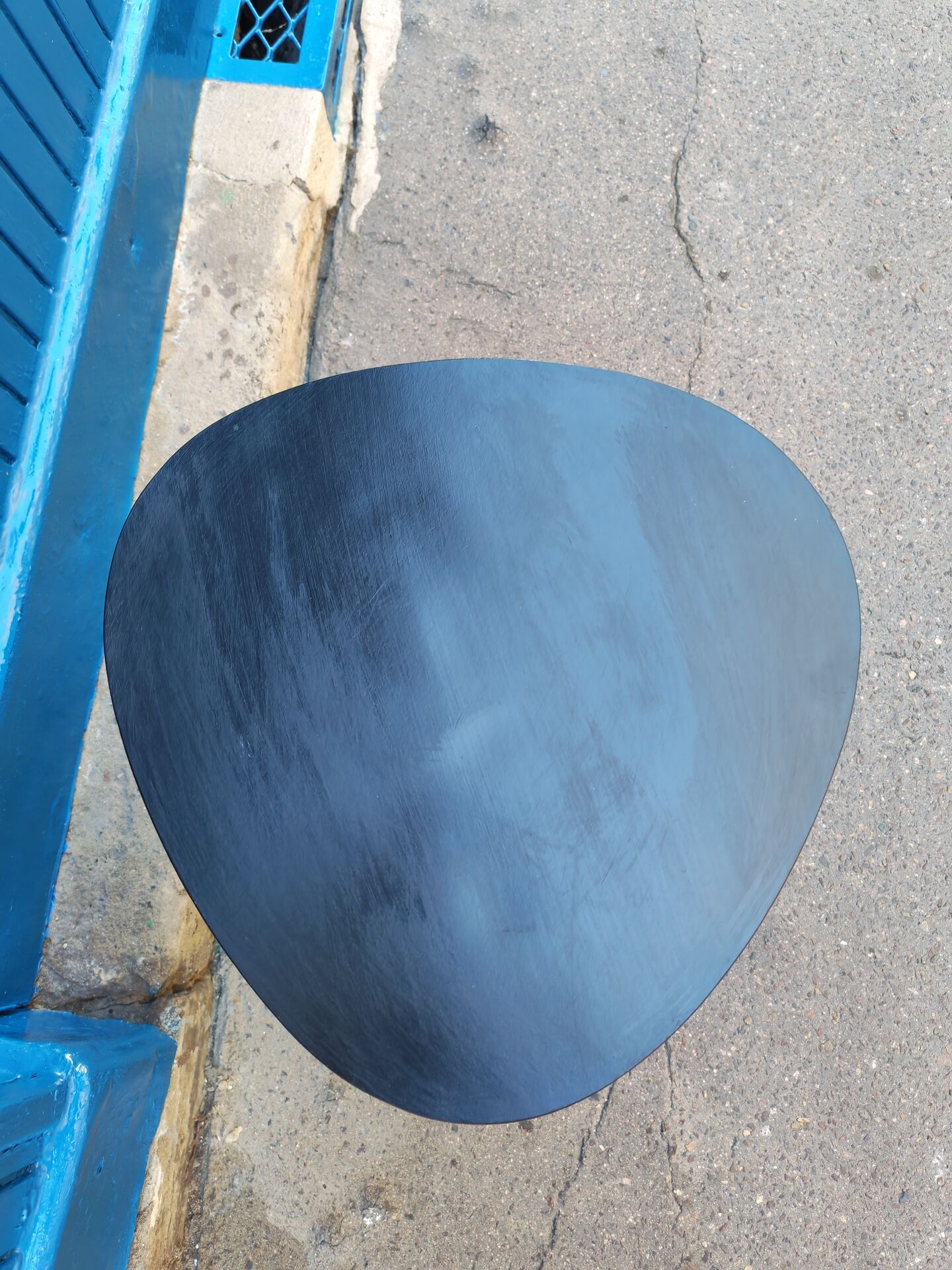 Tripod side table in rockabilly style from the 1960s.