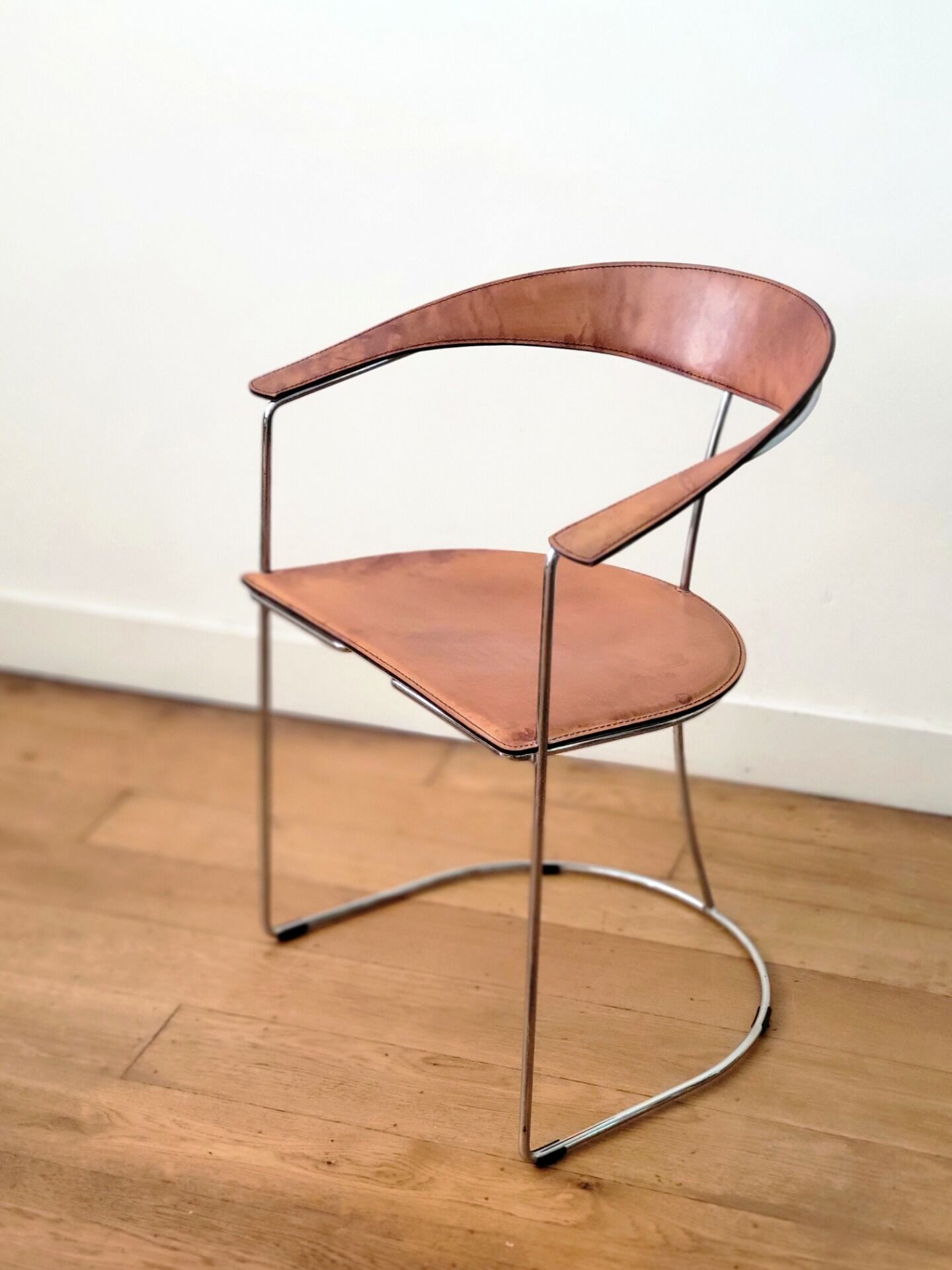 Chaise Arrben Ursula postmoderne en cuir cognac et chrome