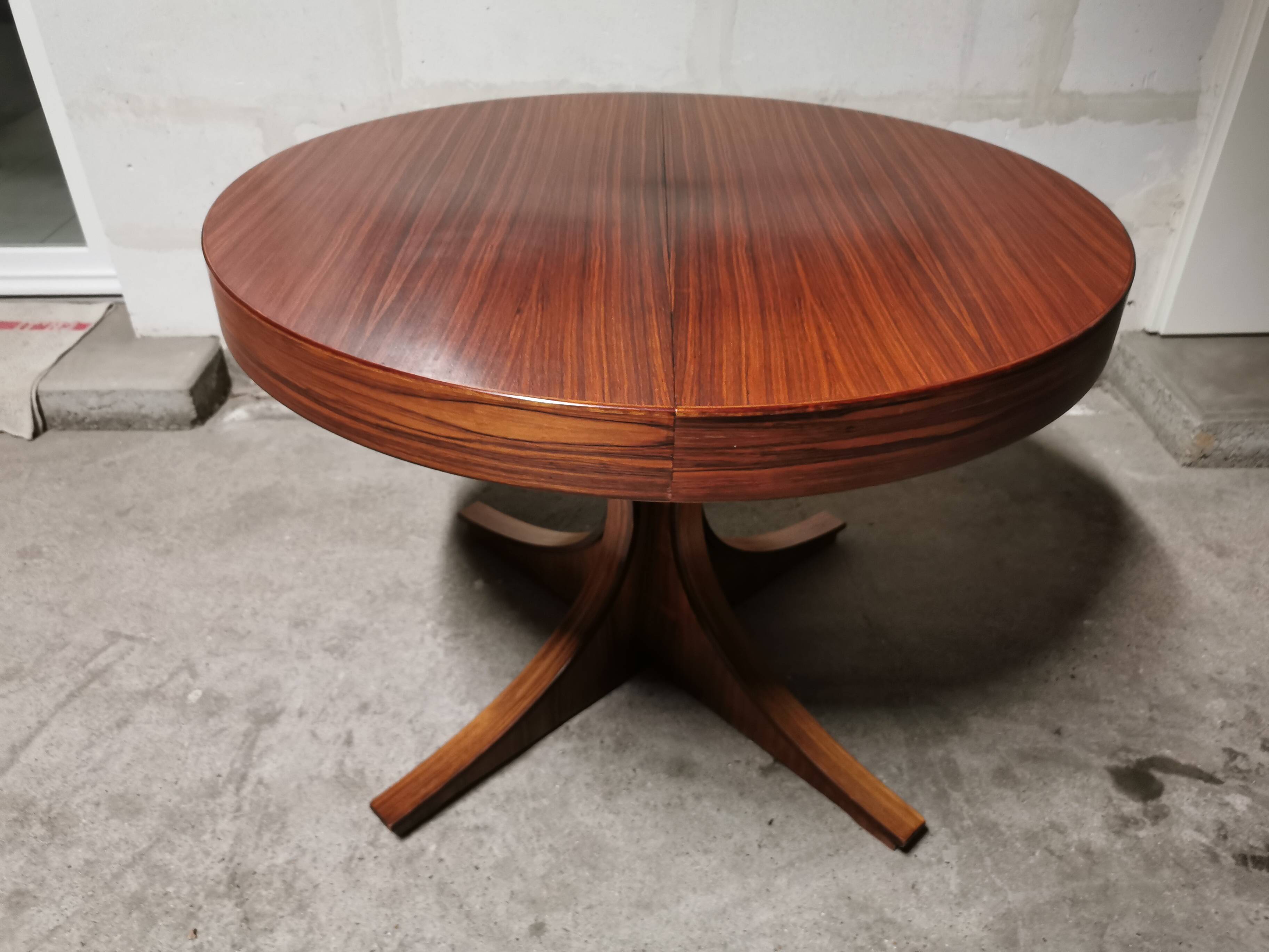 Rosewood extendable round table by Luigi Bartolini. vintage dining room 1960/70