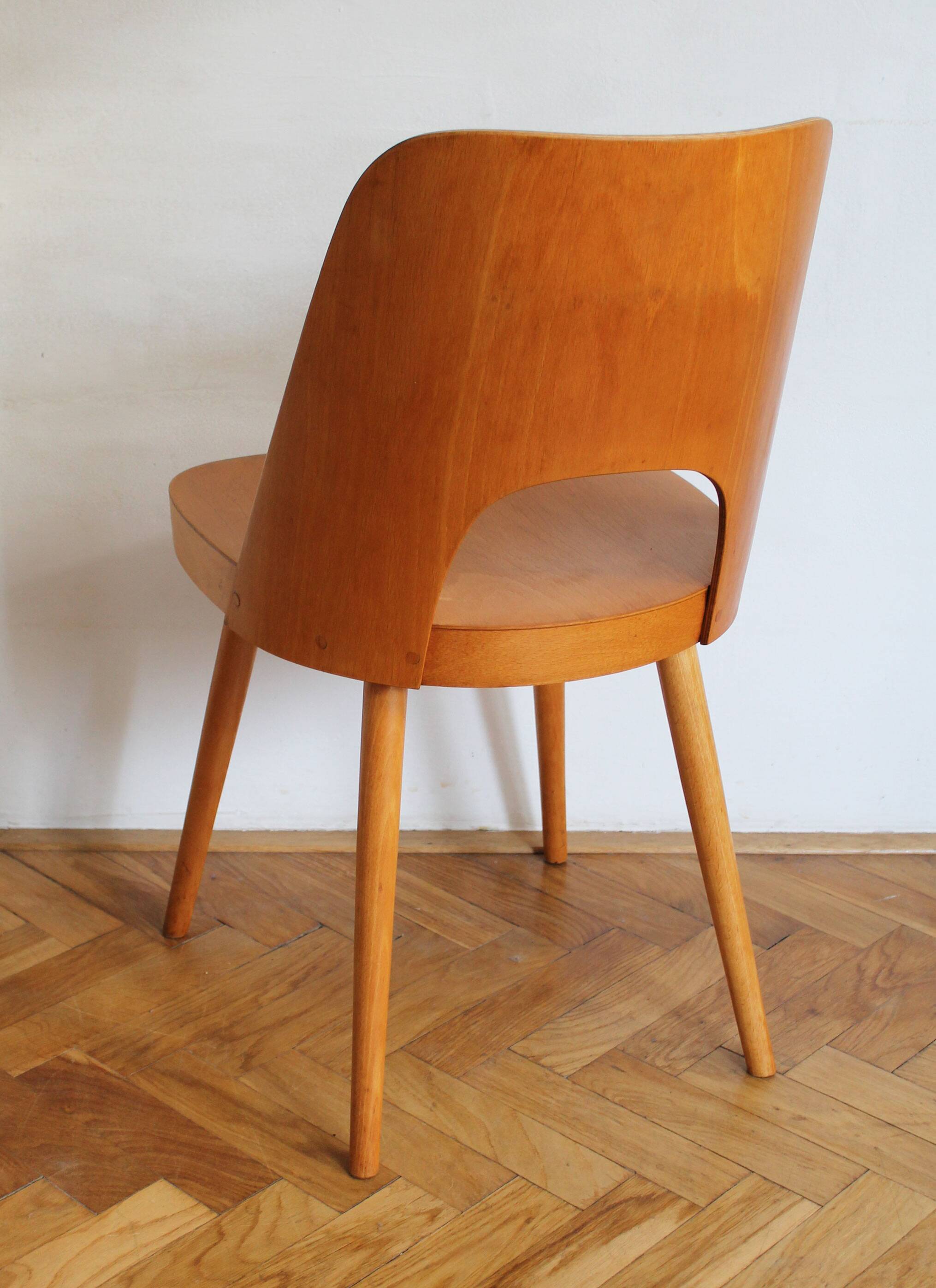 Ensemble de quatre chaises de salle à manger du milieu du siècle n° 515 par Oswald Haerdtl pour la société TON