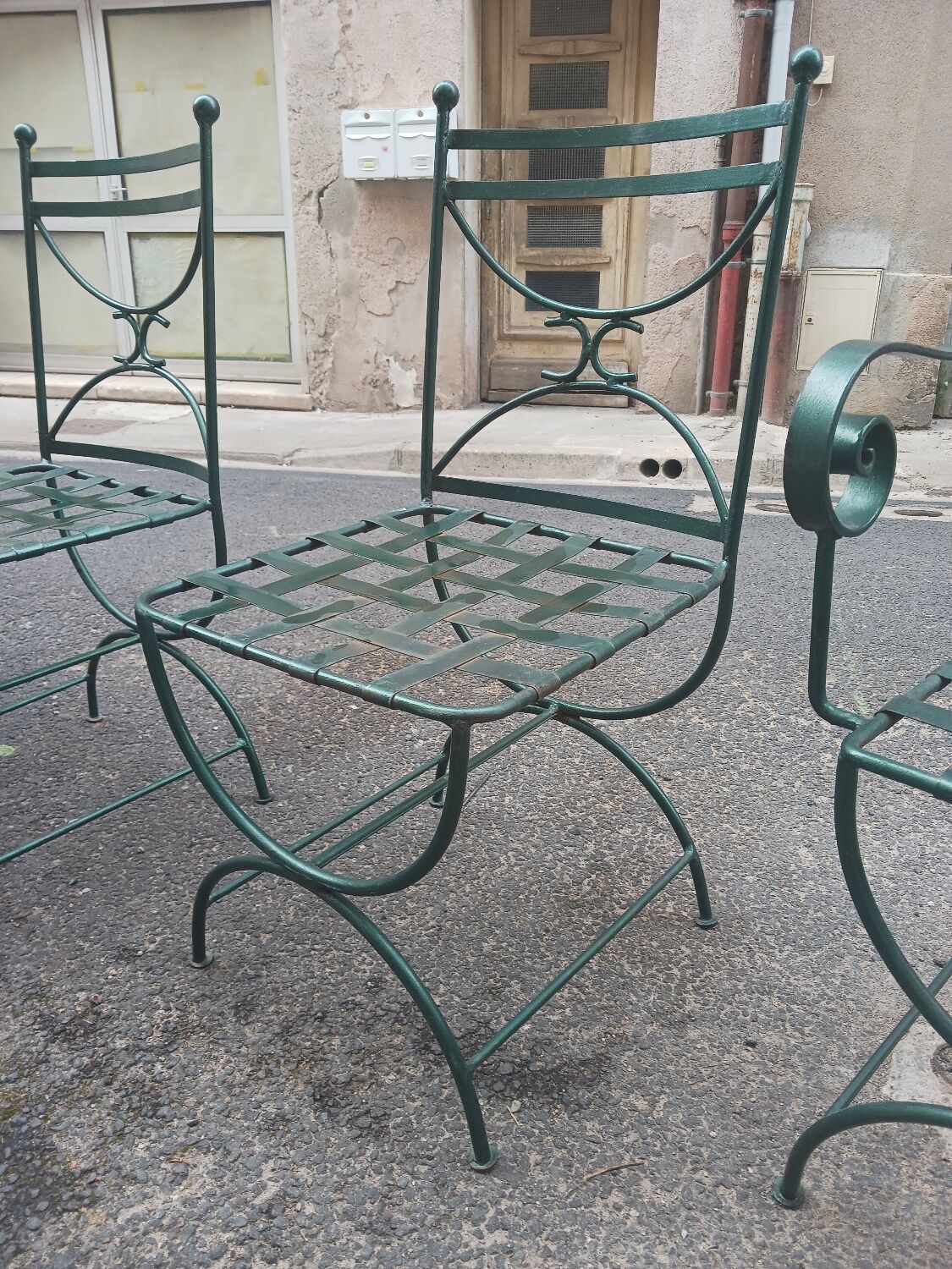 Deux fauteuils et deux chaises de jardin en fer forgé 20 eme