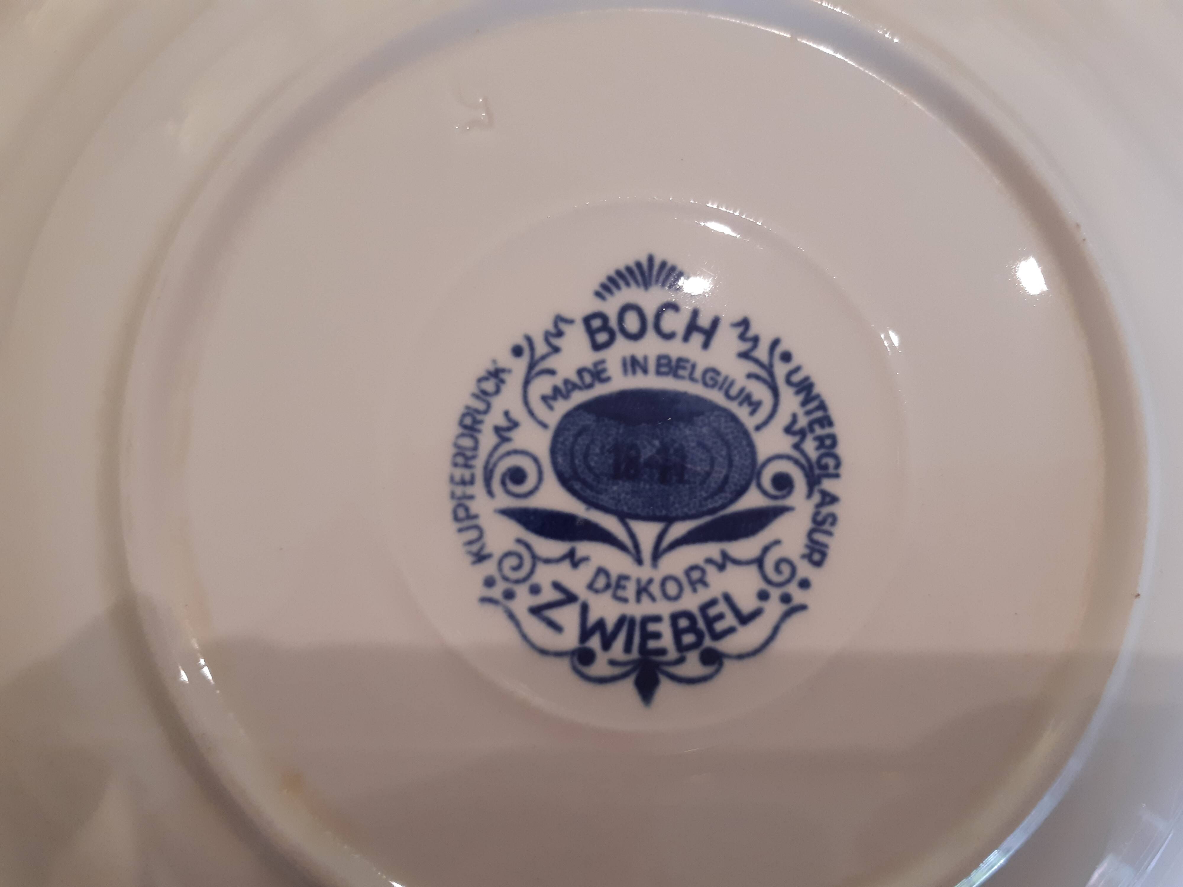 Set of two plates, flat and deep, with a country blue decoration.