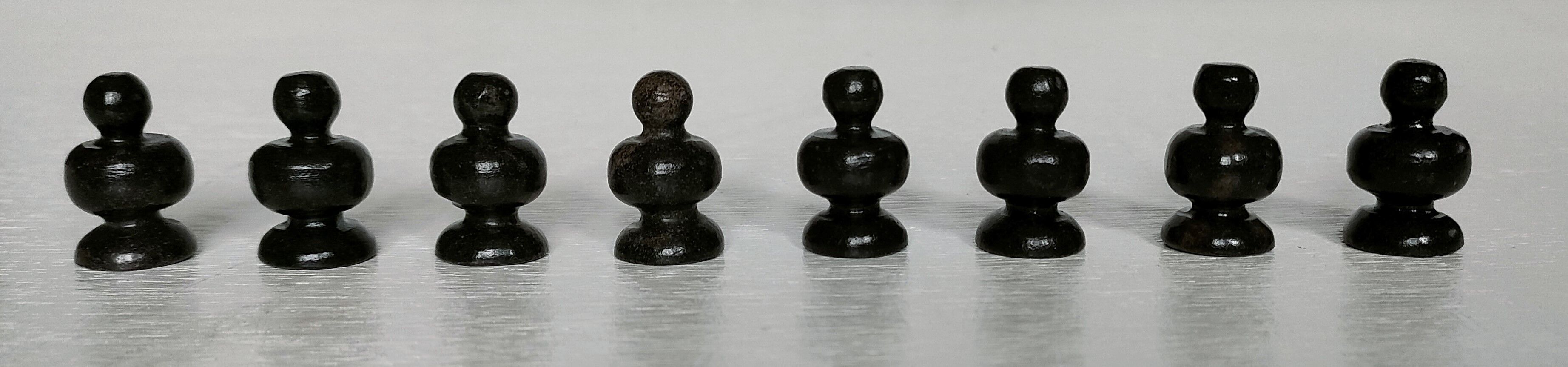 Small chessboard in coral marble and black marble - Italy - Second half of the twentieth century