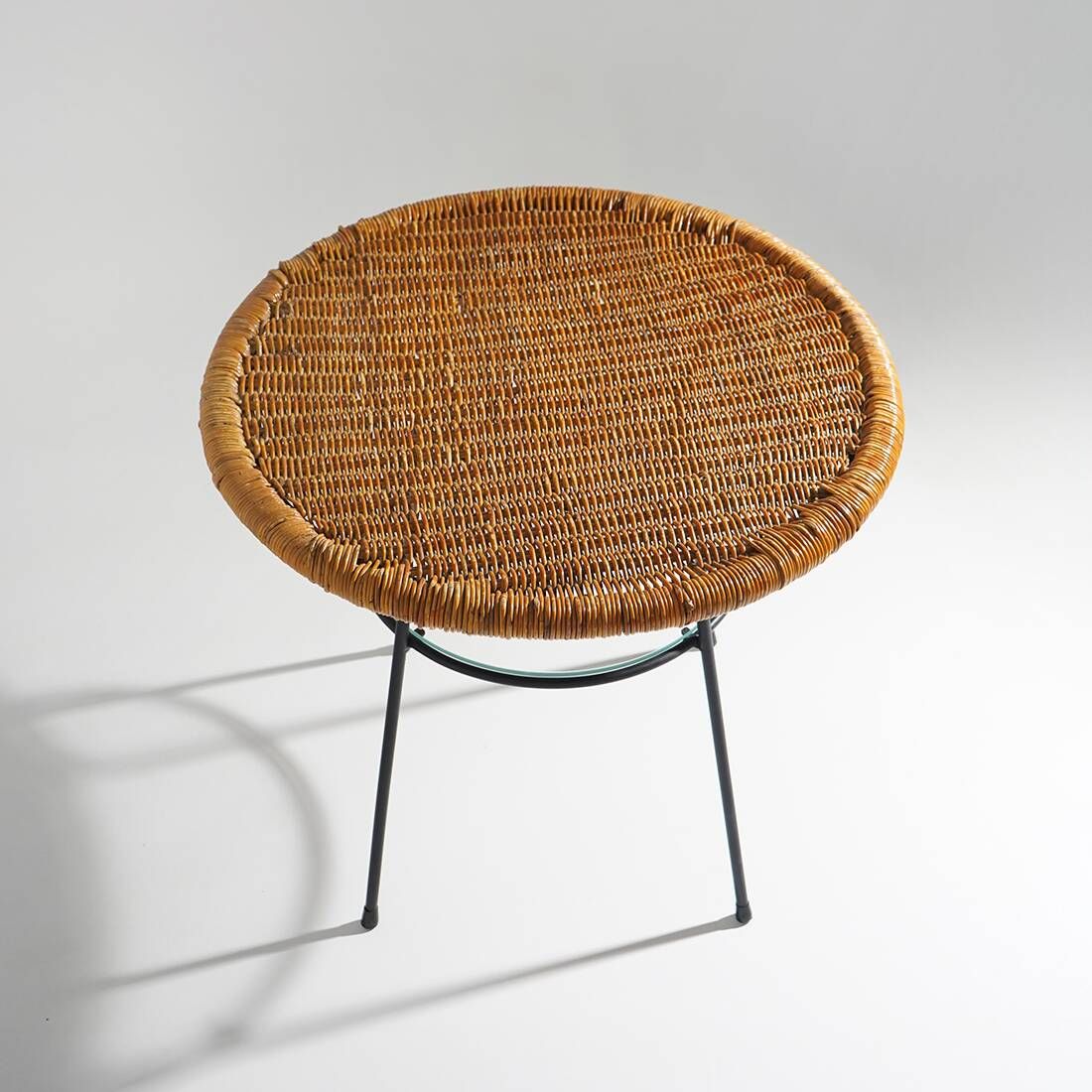 Table basse avec plateau rond en rotin, années 1950