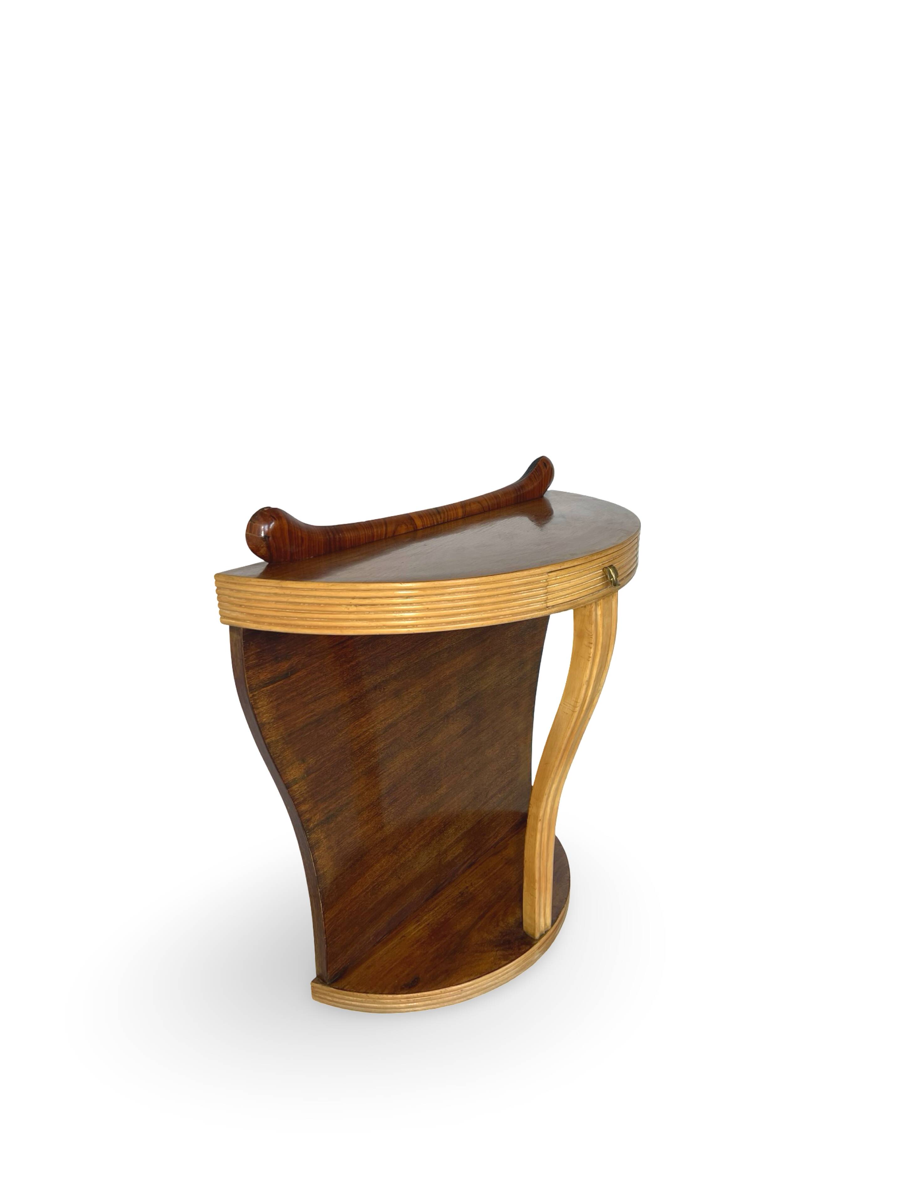 Console Art Déco moderne du milieu du siècle, dans le style de Paolo Buffa.