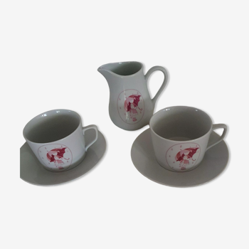 A set of 2 lunches with under cups and a milk jar brand Monopoli