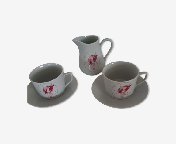 Un lot 2 tasses déjeuners avec sous tasses et un pot à lait marque Monopoli