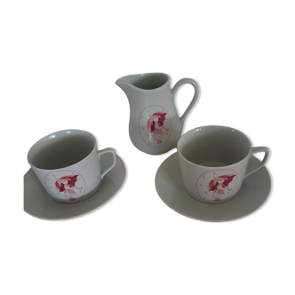 A set of 2 lunches with under cups and a milk jar brand Monopoli