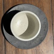 Tasse blanche en céramique indonésienne et soucoupe grise