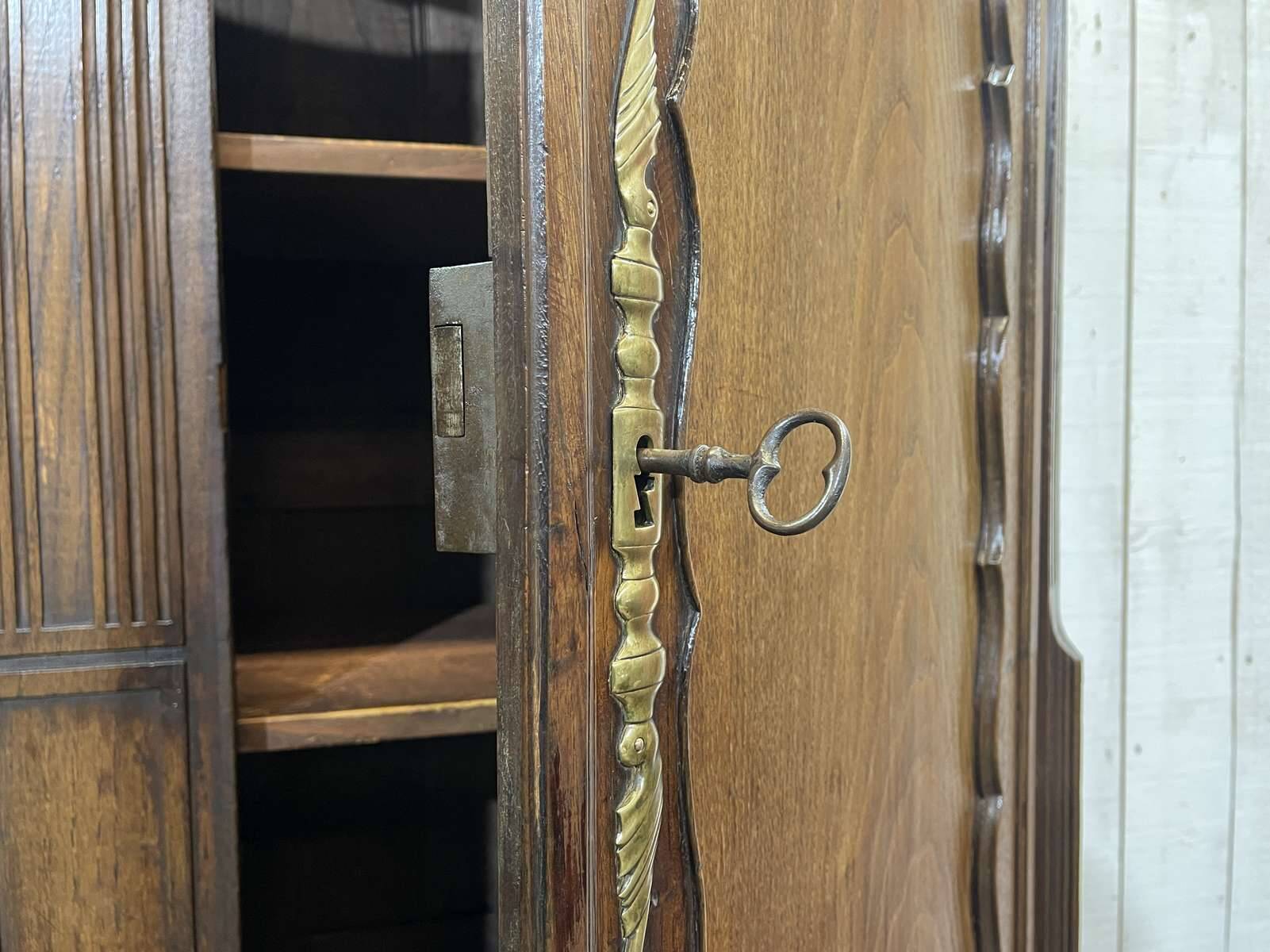 Buffet 2 corps en chêne et châtaignier, travail breton, fin 18ème.