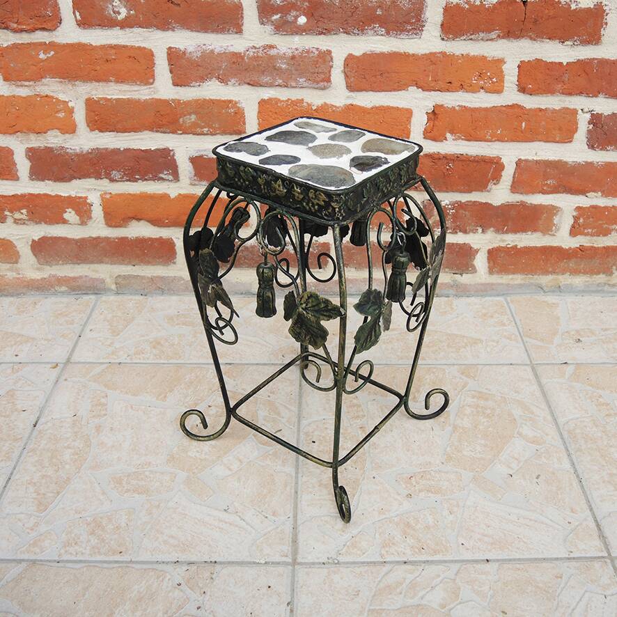 Ancien porte-plante en fer forgé avec galets