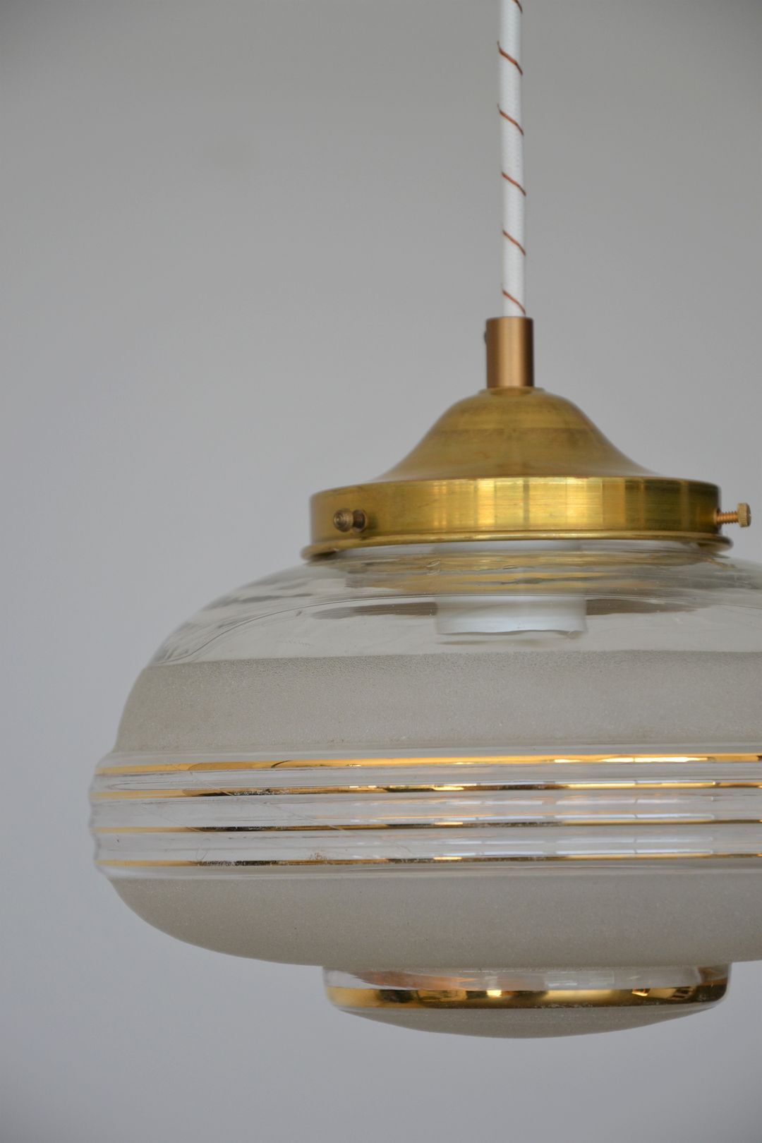 Suspension globe in frosted glass with golden edges