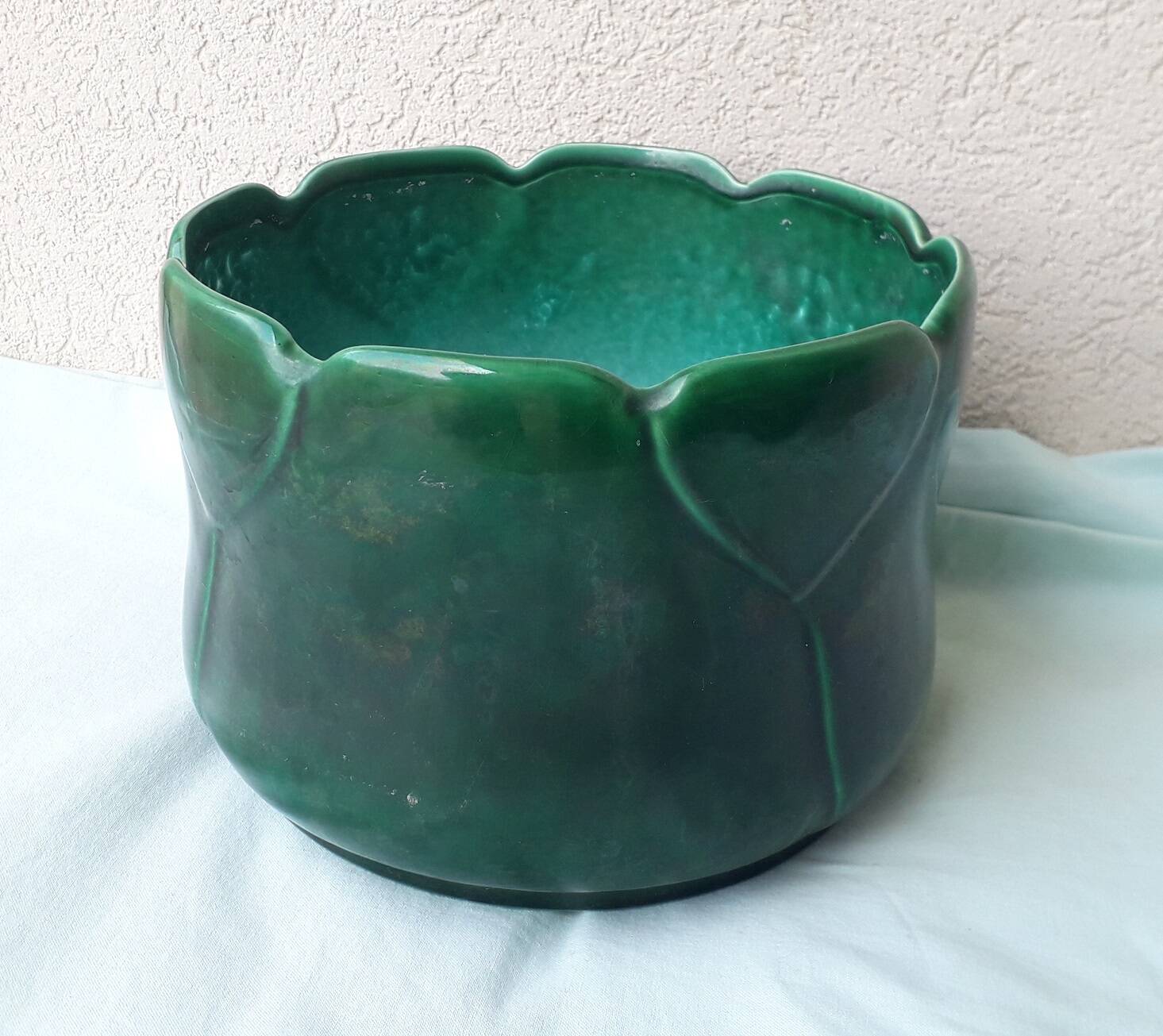 Green ceramic cache-pot