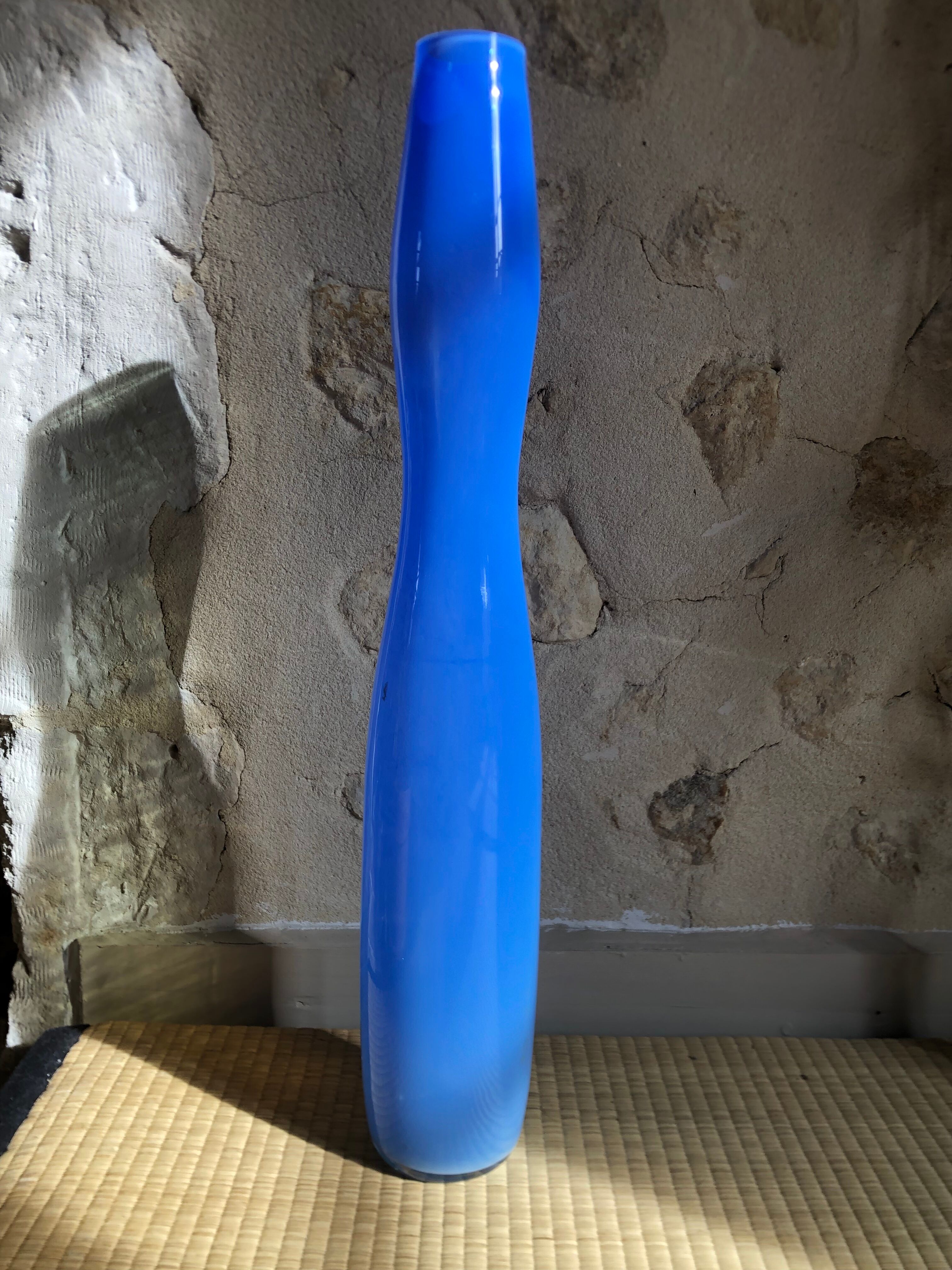 Vase en verre bleu