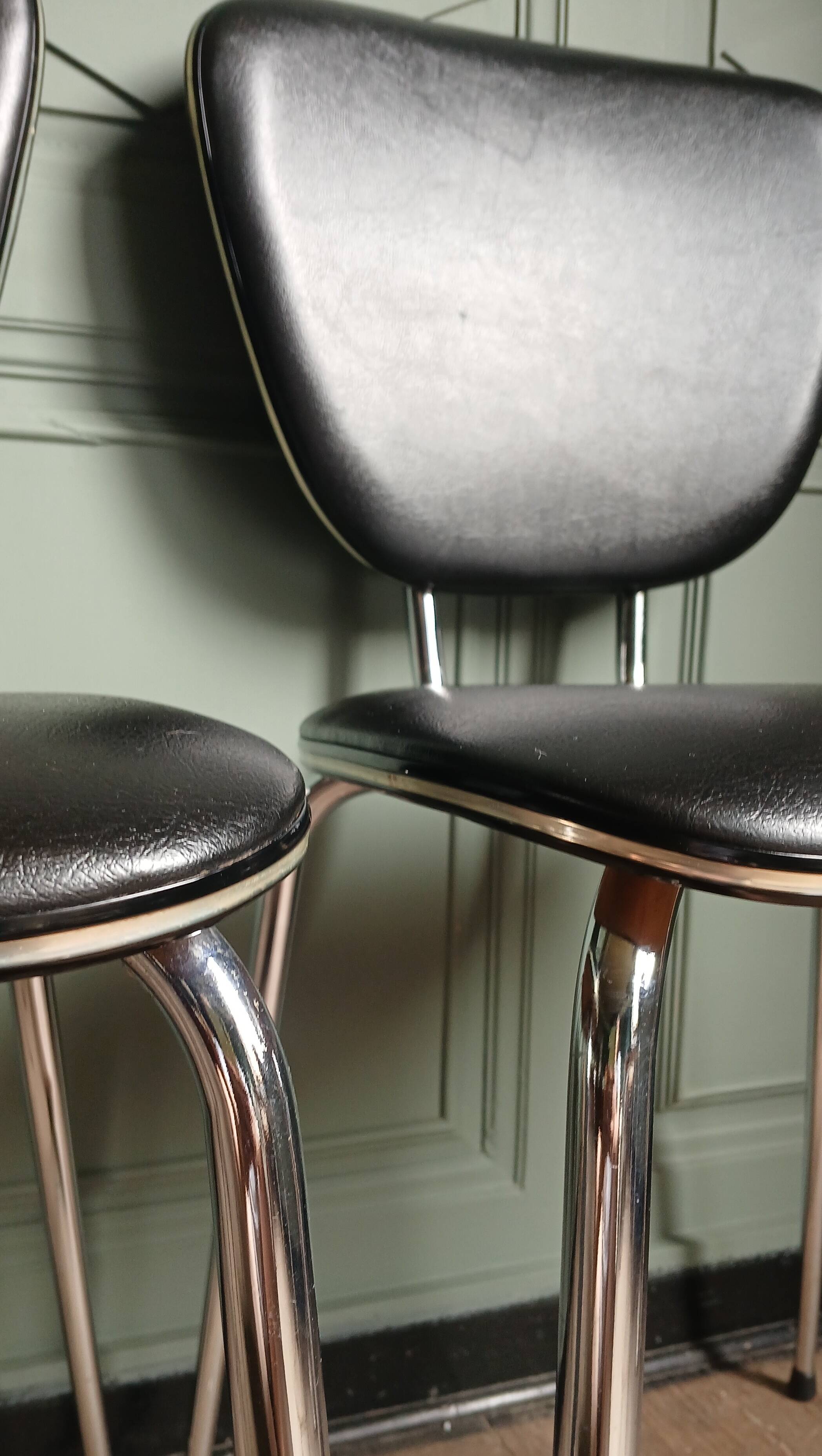 Suite de 4 chaises cuir synthétique noir & galon nacré