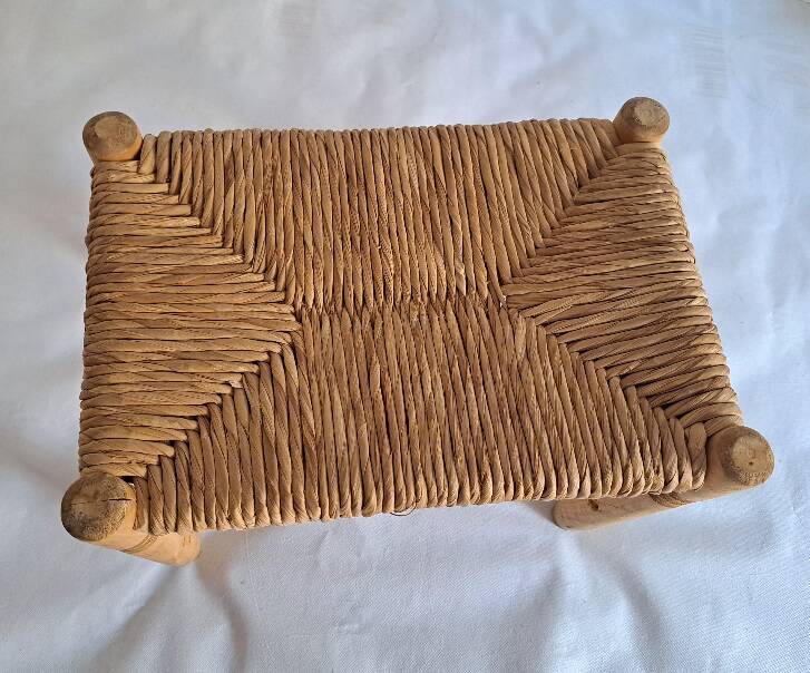 Set of 2 wood and straw stools