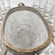 Seau à glace en verre avec douze coupes. Espagne, années 1950.