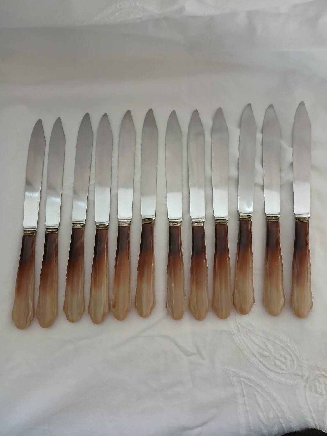 12 couteaux anciens en bakélite + inox