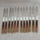 12 couteaux anciens en bakélite + inox
