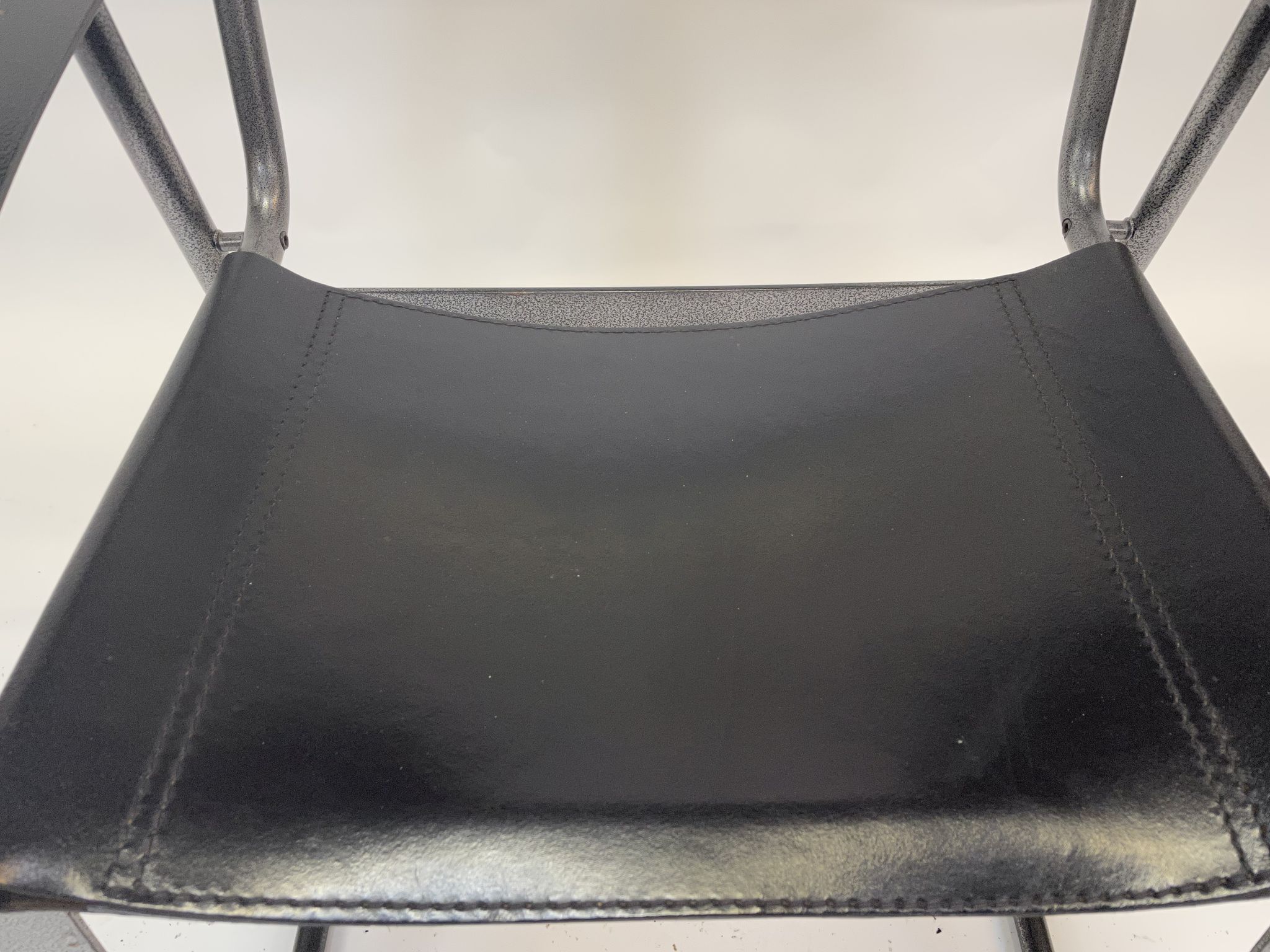 Chaise vintage en cuir et acier noir des années 1970