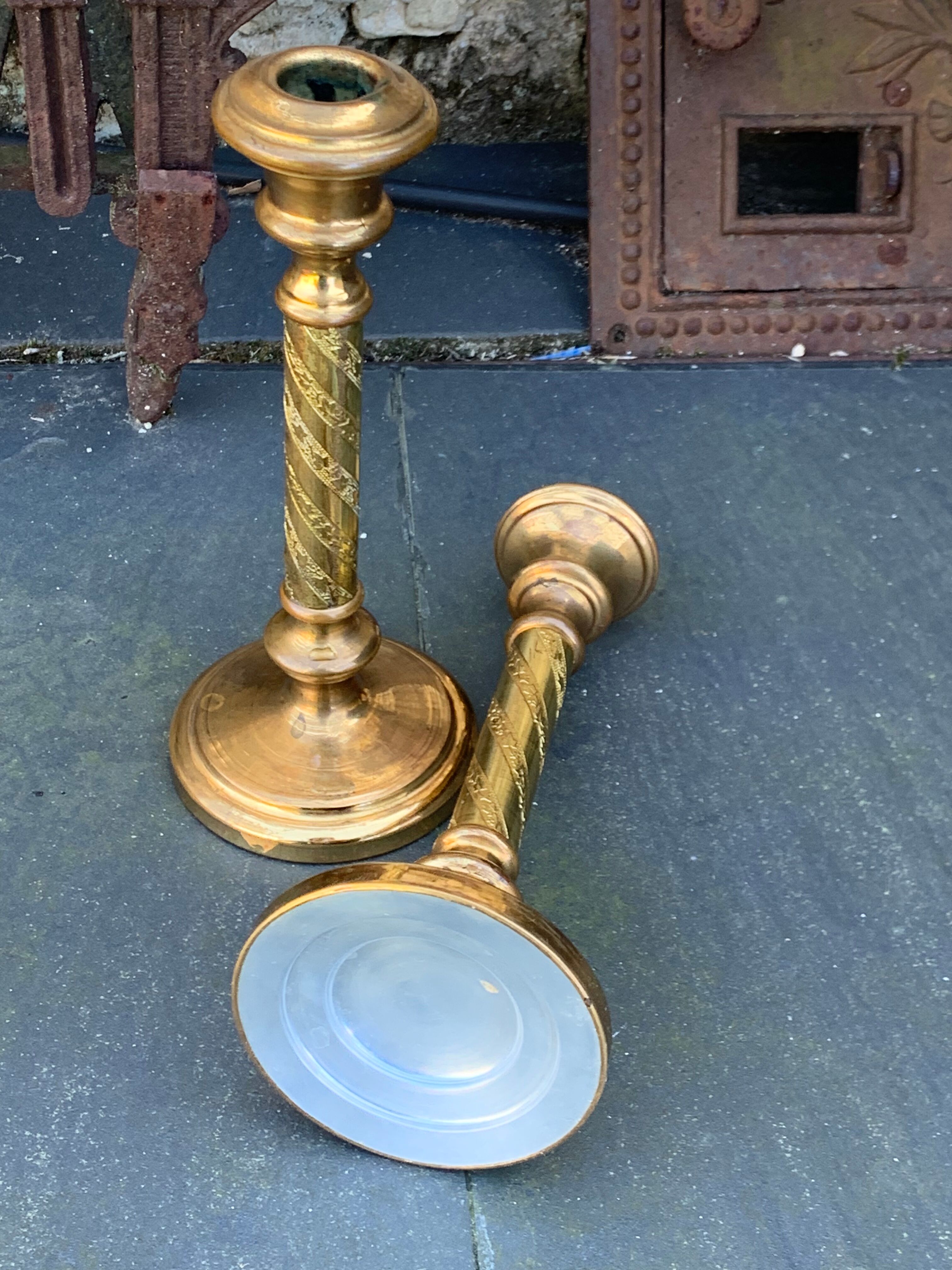 Set of two candlesticks in brass dore, pattern of ivy leaves chiseles on the columns, vintage