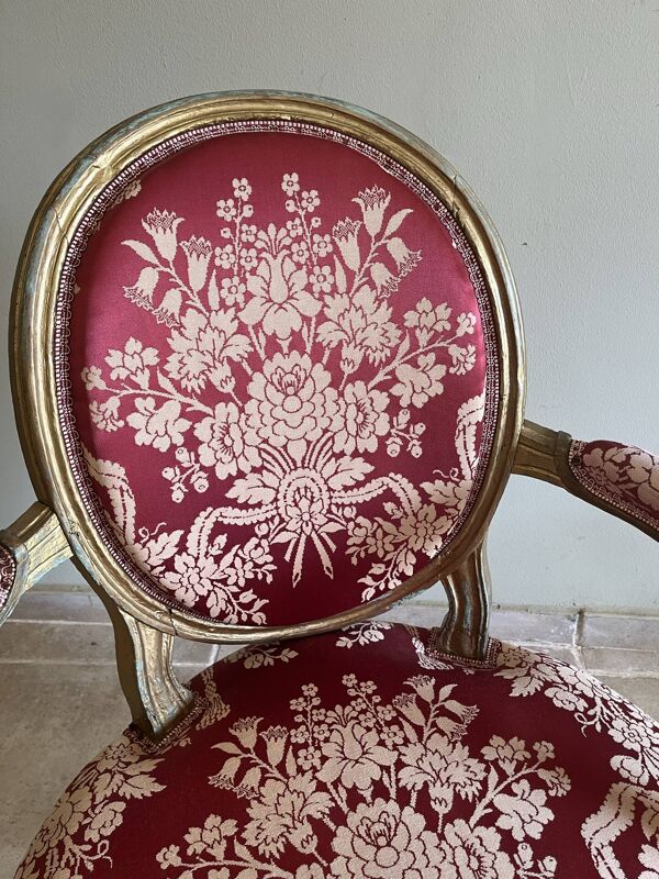 Fauteuil cabriolet Louis XVI en bois doré – dossier médaillon et tissu