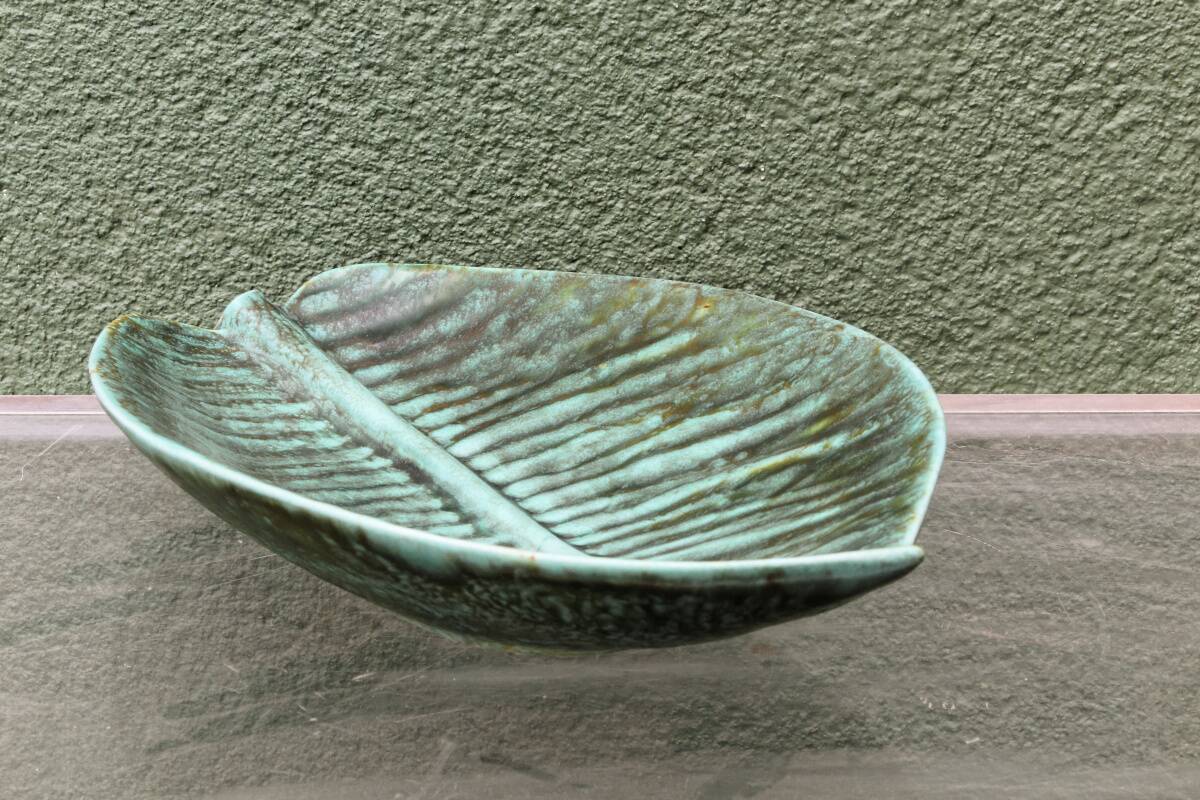 Enamelled stoneware plate