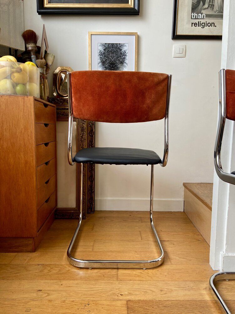 Paire de chaises en nubuck, skaï et aluminium chromé